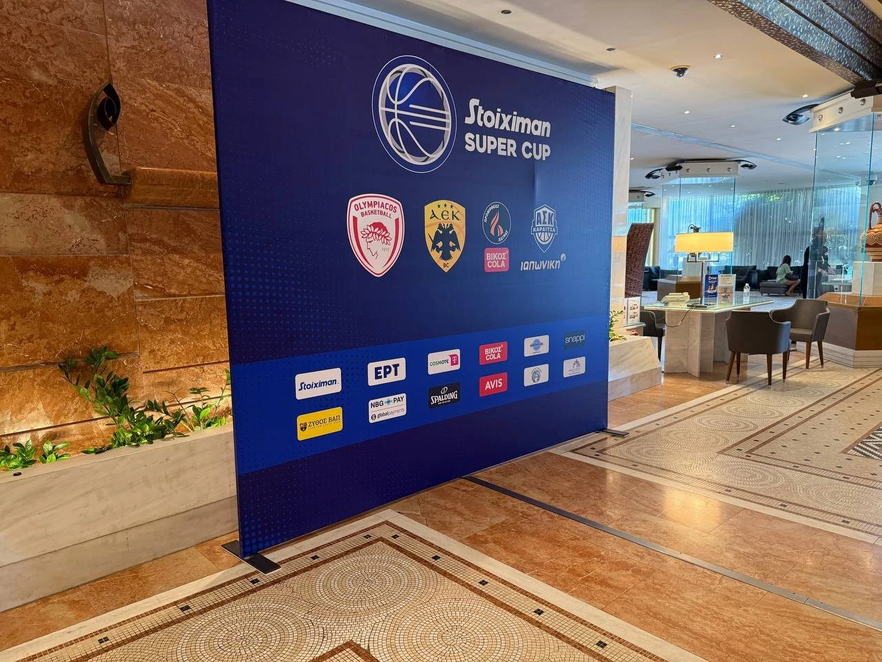 Η αφίσα στην είσοδο του ξενοδοχείου των τεσσάρων ομάδων