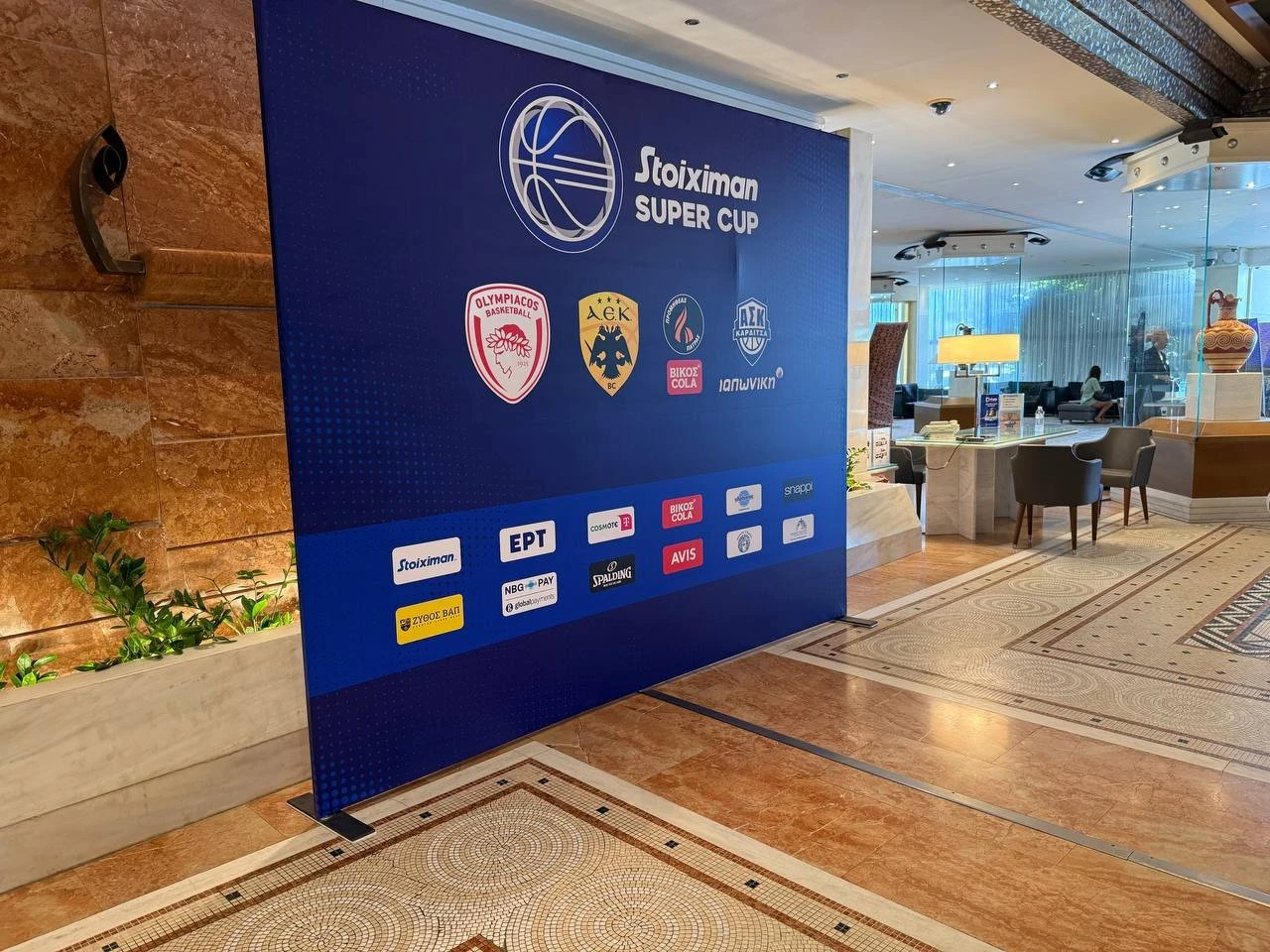 Η αφίσα στην είσοδο του ξενοδοχείου των τεσσάρων ομάδων