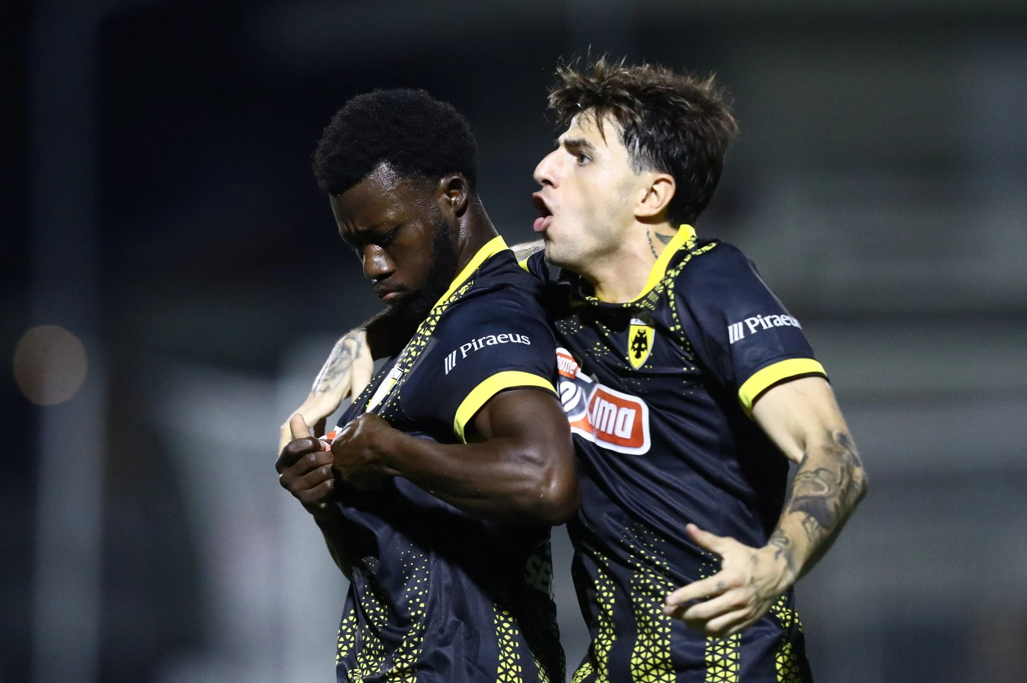 Ο Λάζαρος Ρότα πανηγυρίζει με τον Κοϊτά / Πηγή: Eurokinissi