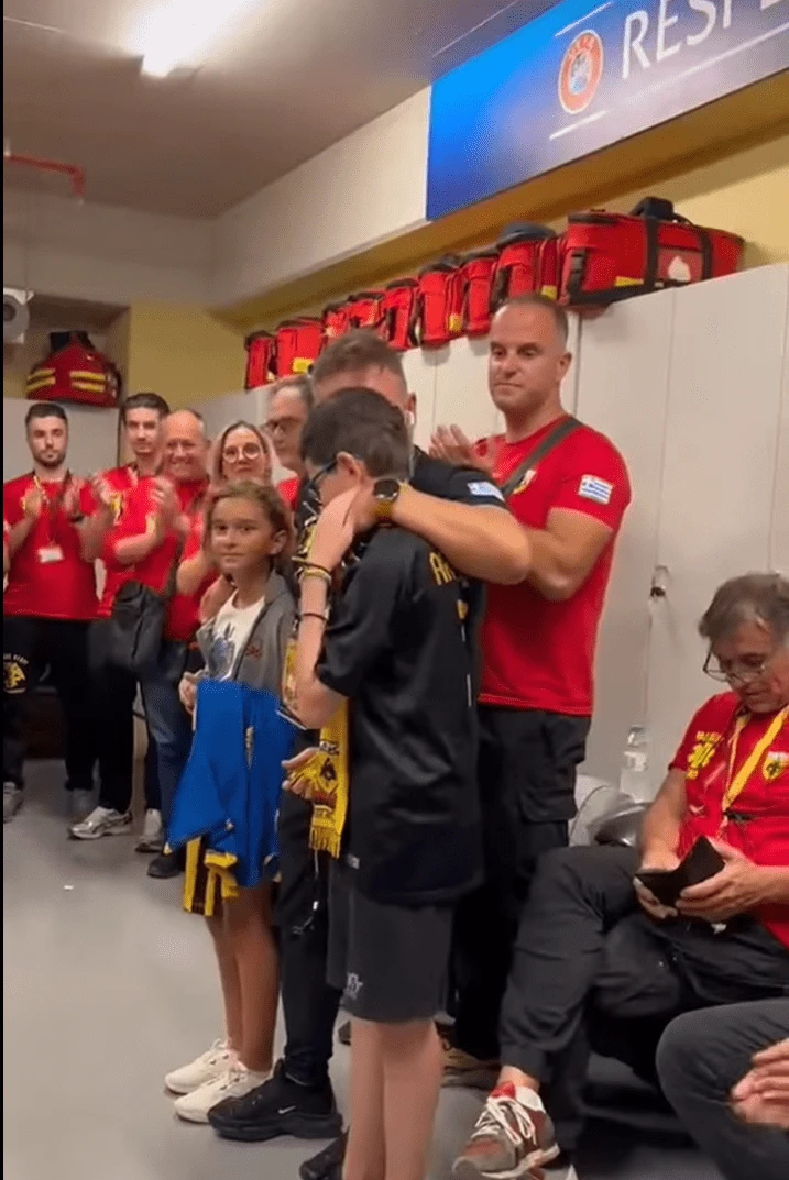 Ο μικρός Μιχαήλ με τους εθελοντές Διασώστες της ΑΕΚ / Screenshot