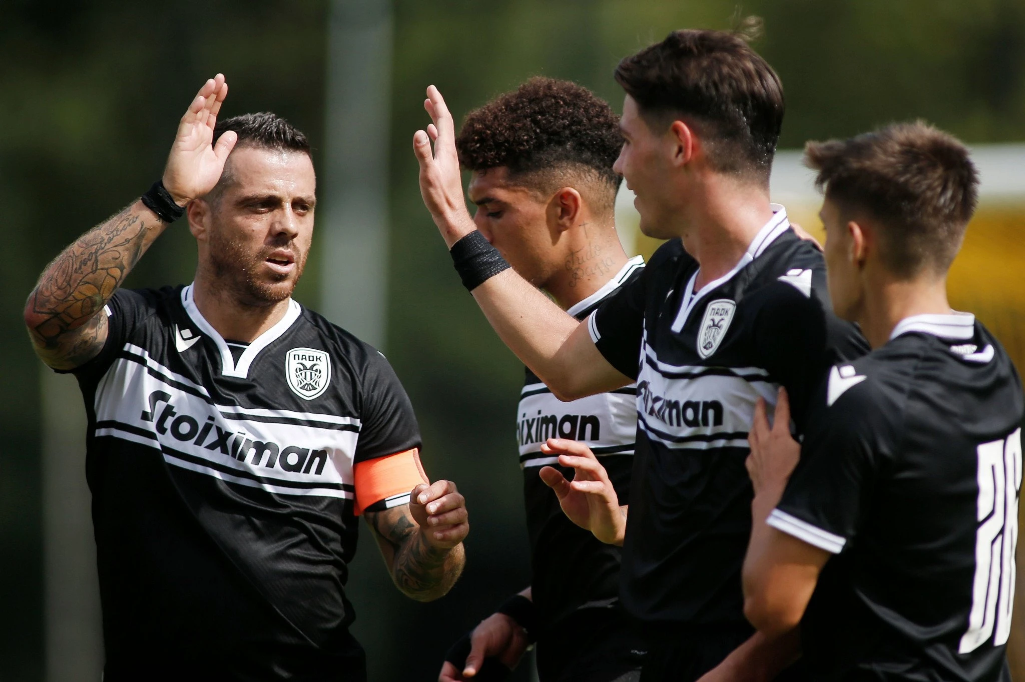 Ο Γιώργος Κούτσιας πανηγυρίζει με τον Αντρέ Βιεϊρίνια στον ΠΑΟΚ / Πηγή: Intime