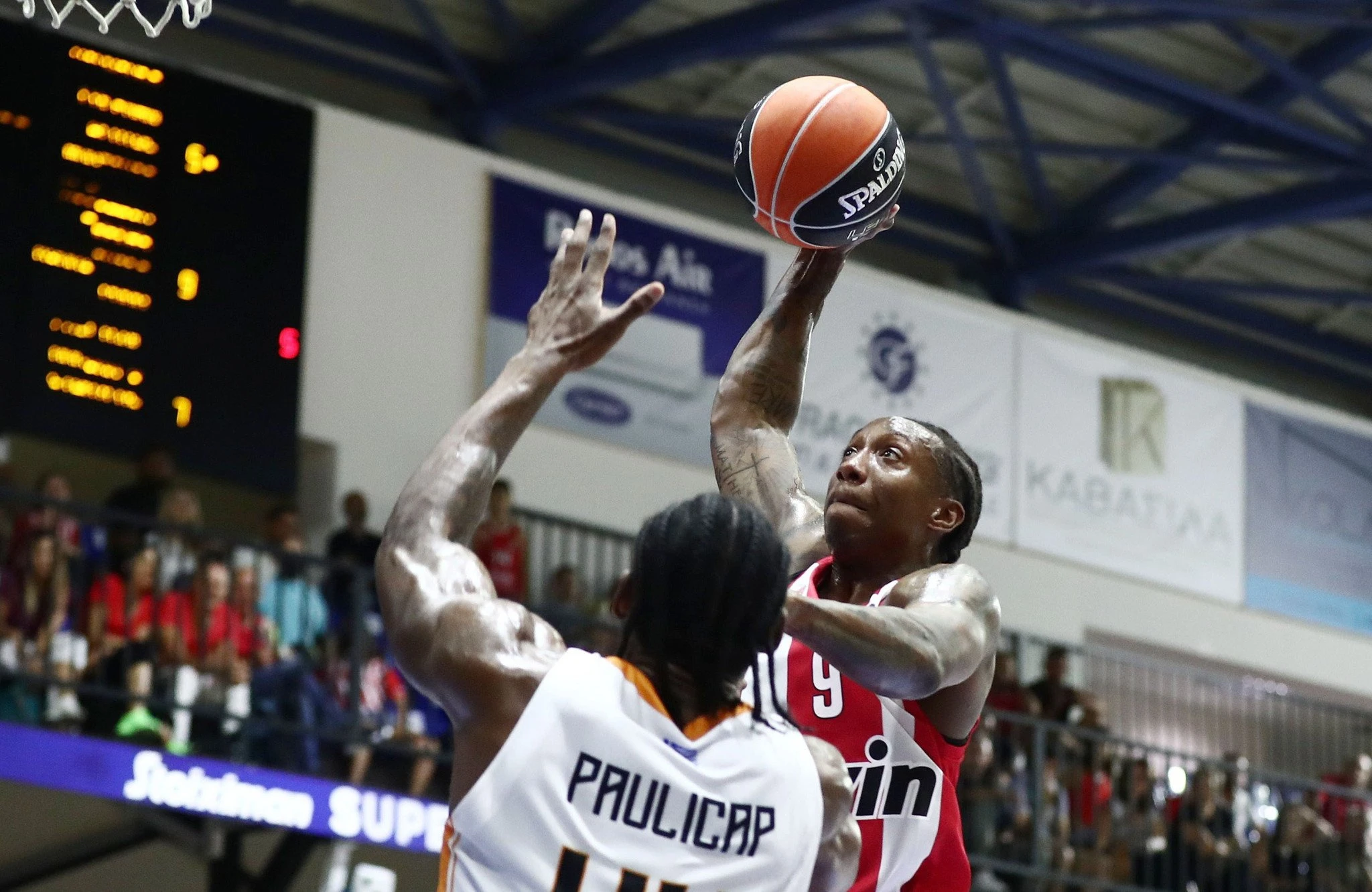 Πλάνο από το απίθανο κάρφωμα του Λι πάνω στον Πόλικαμ / Πηγή: ΙΝΤΙΜΕ