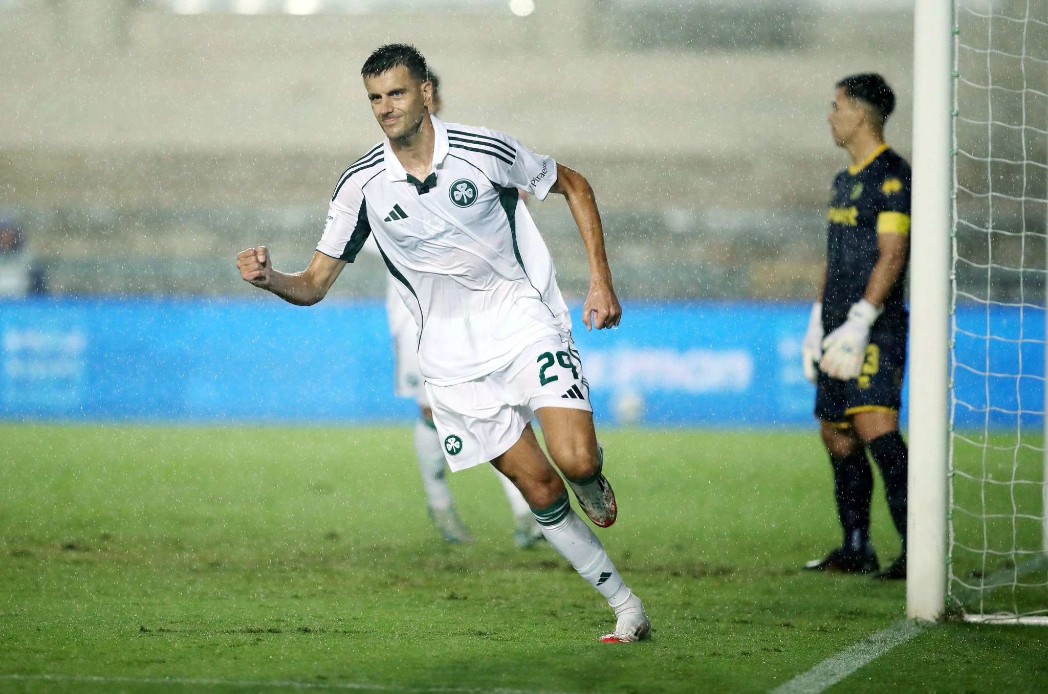 Ο Άλεξ Γερεμέγεφ λίγο μετά το «χρυσό» γκολ που πέτυχε στο Αγρίνιο - Πηγή: Intime