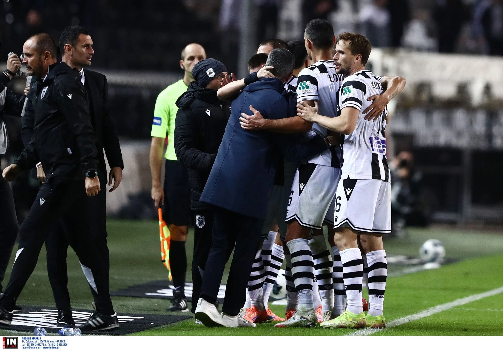 Οι παίκτες του ΠΑΟΚ πανηγυρίζουν μαζί με τον Λουτσέσκου / Πηγή: InTime