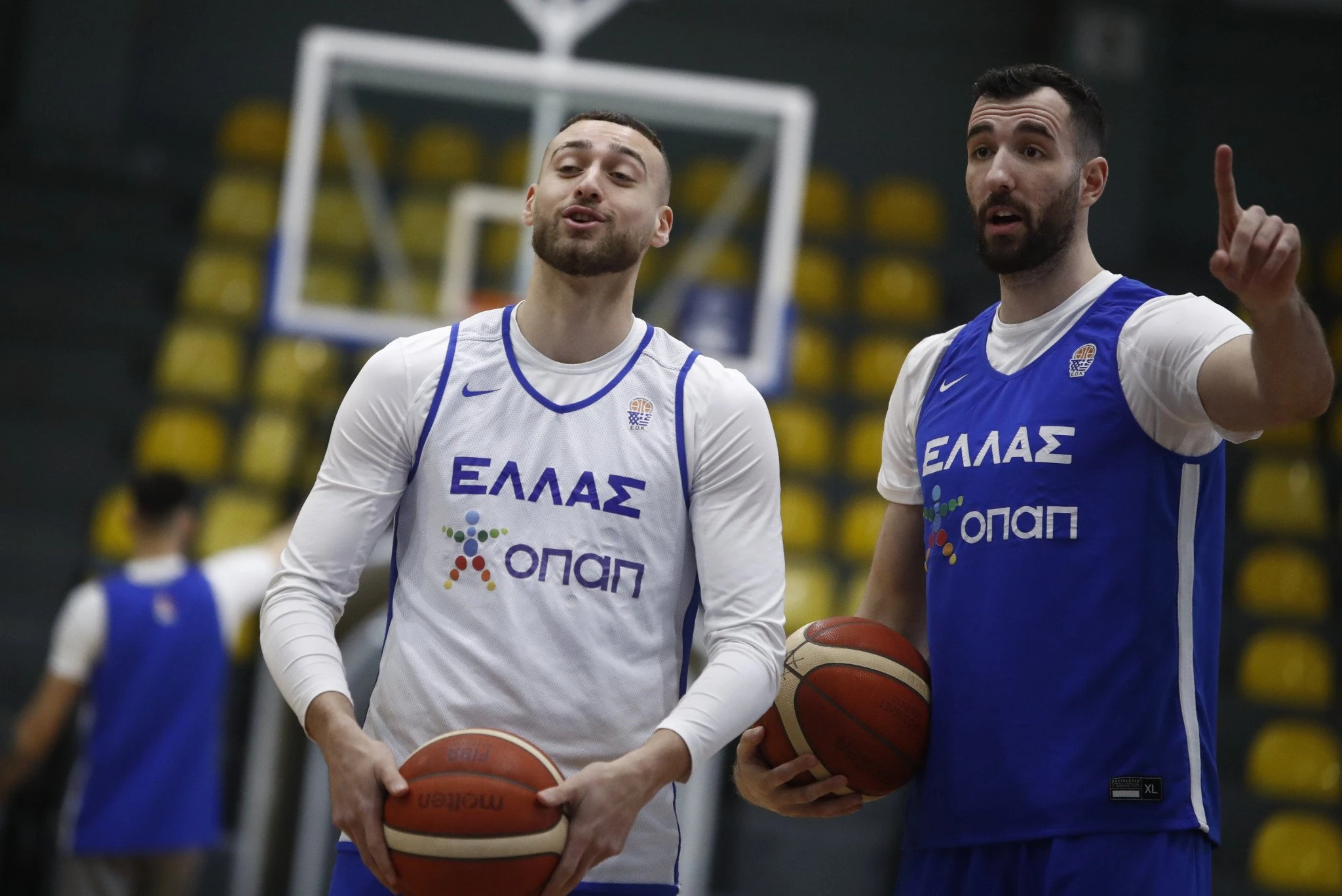 Ο Όμηρος Νετζήπογλου και ο Γιάννης Κουζέλογλου με τη φανέλα της Εθνικής Ελλάδας / Πηγή: Eurokinissi