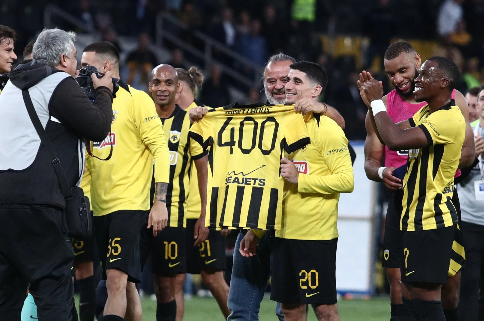 Ο Μάνταλος με τη φανέλα με το «400» μαζί με τον Μάριο Ηλιόπουλο / Πηγή: Eurokinissi