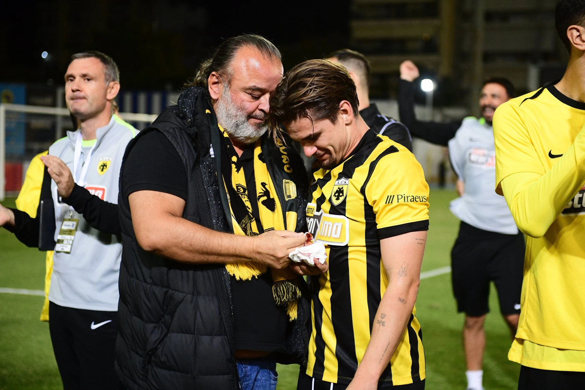 Ο Ραζβάν Μάριν κοιτά το ματωμένο χέρι του Μάριου Ηλιόπουλου μετά την νίκη της ΑΕΚ επί της Κηφισιάς / Πηγή: Eurokinissi