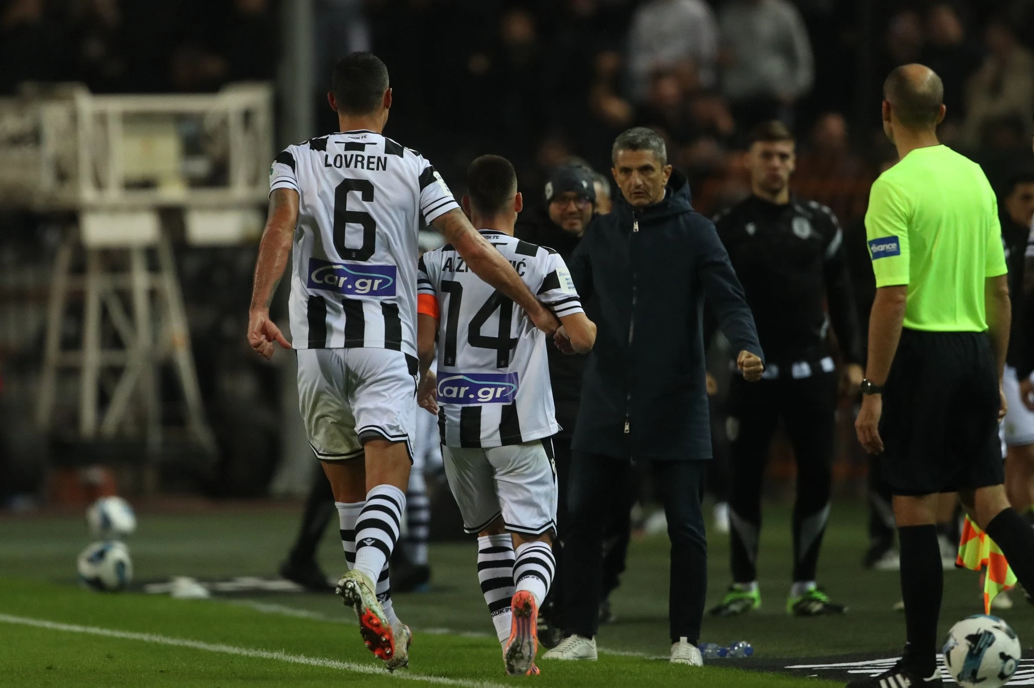 Οι παίκτες του ΠΑΟΚ πανηγυρίζουν μαζί με τον Λουτσέσκου / Πηγή: Eurokinissi