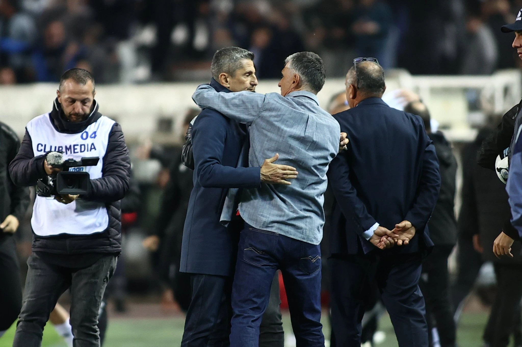 Η θερμή αγκαλιά ανάμεσα σε Λουτσέσκου και Μεντιλίμπαρ μετά τη λήξη του ΠΑΟΚ - Ολυμπιακός, Πηγή: Eurokinissi