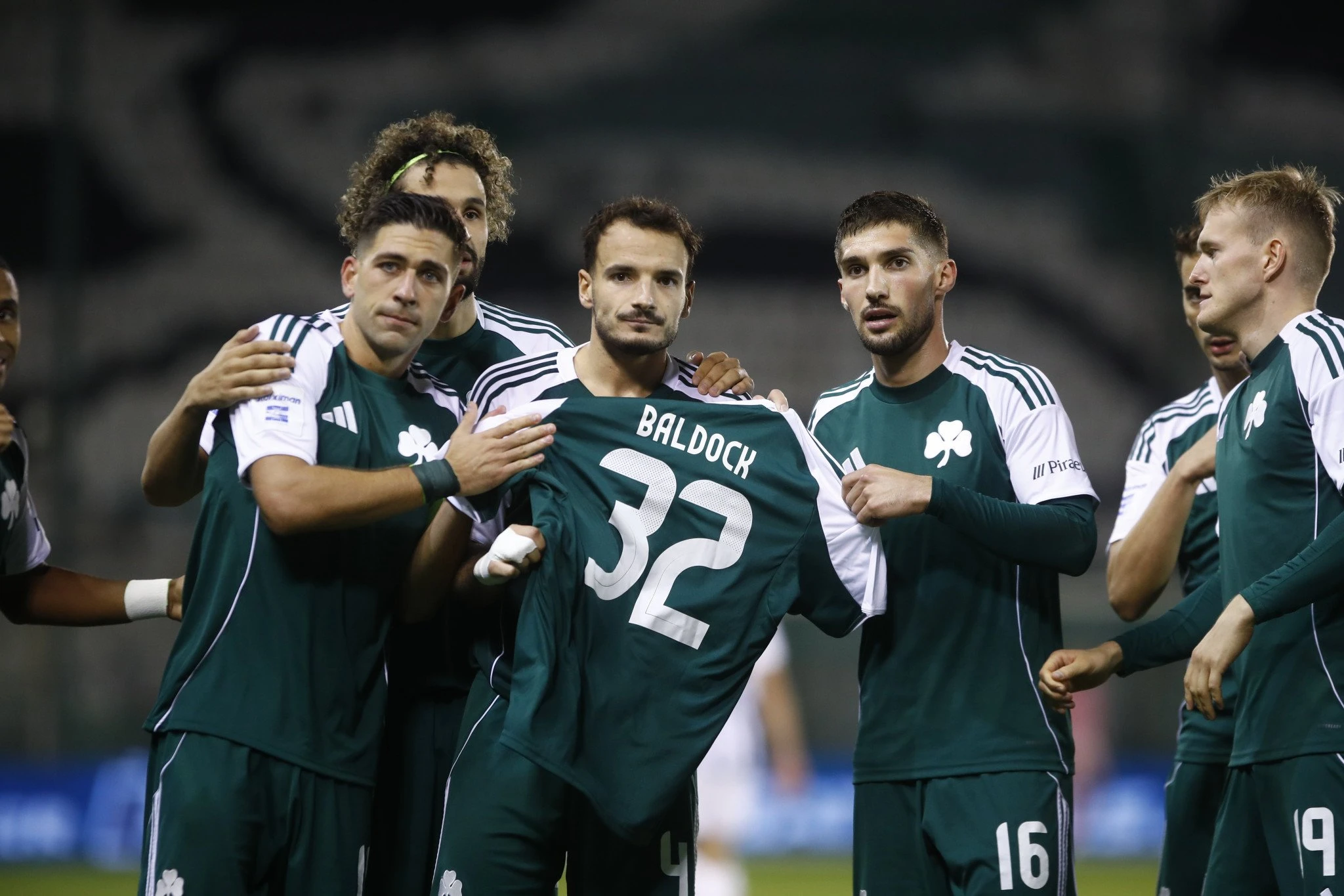 Η συγκινητική στιγμή όπου οι παίκτες του Παναθηναϊκού υψώνουν τη φανέλα του αδικοχαμένου Τζορτζ Μπάλντοκ, Πηγή: Eurokinissi