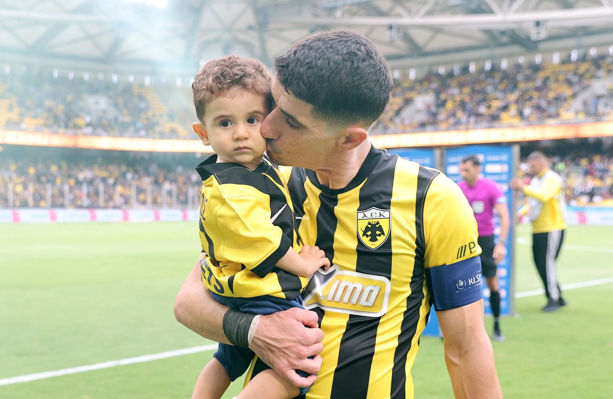 O Πέτρος Μάνταλος με τον γιο του / Πηγή: Intime