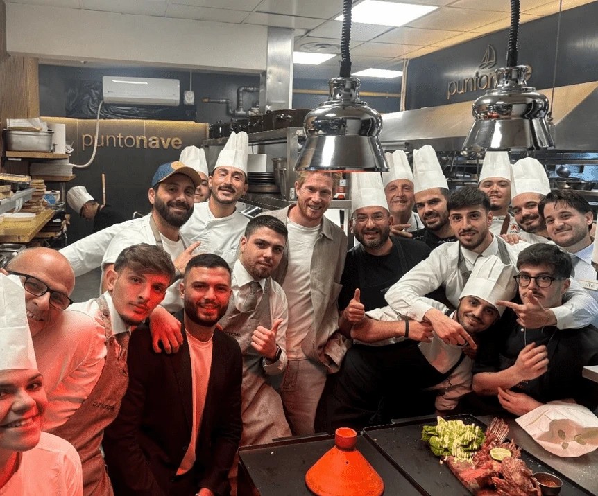 Ο Ντε Μπρόινε σε εστιατόριο στη Νάπολη /  Πηγή: puntonave_officia