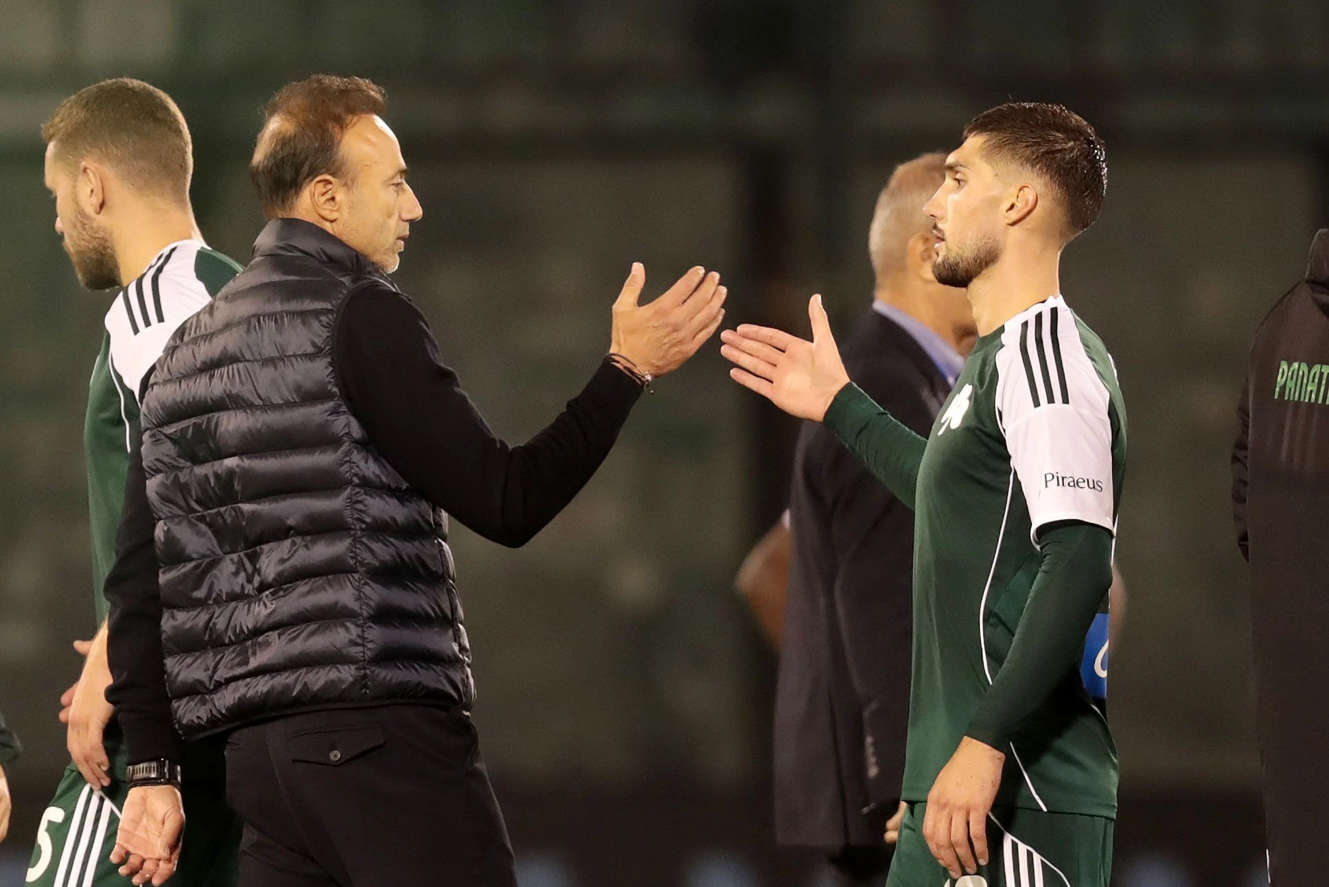 Ο Χρήστος Κόντης συγχαίρει τον σκόρερ του τέρματος του Παναθηναϊκού, Άνταμ Τσέριν - ΠΗΓΗ: ΙΝΤΙΜΕ