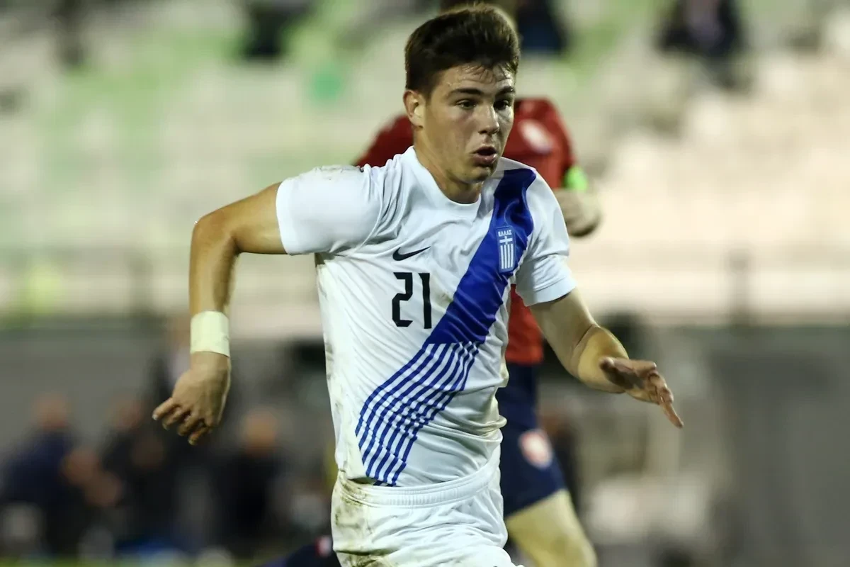 Ο Γιώργος Κούτσιας με την εθνική Ελπίδων / Πηγή: Eurokinissi