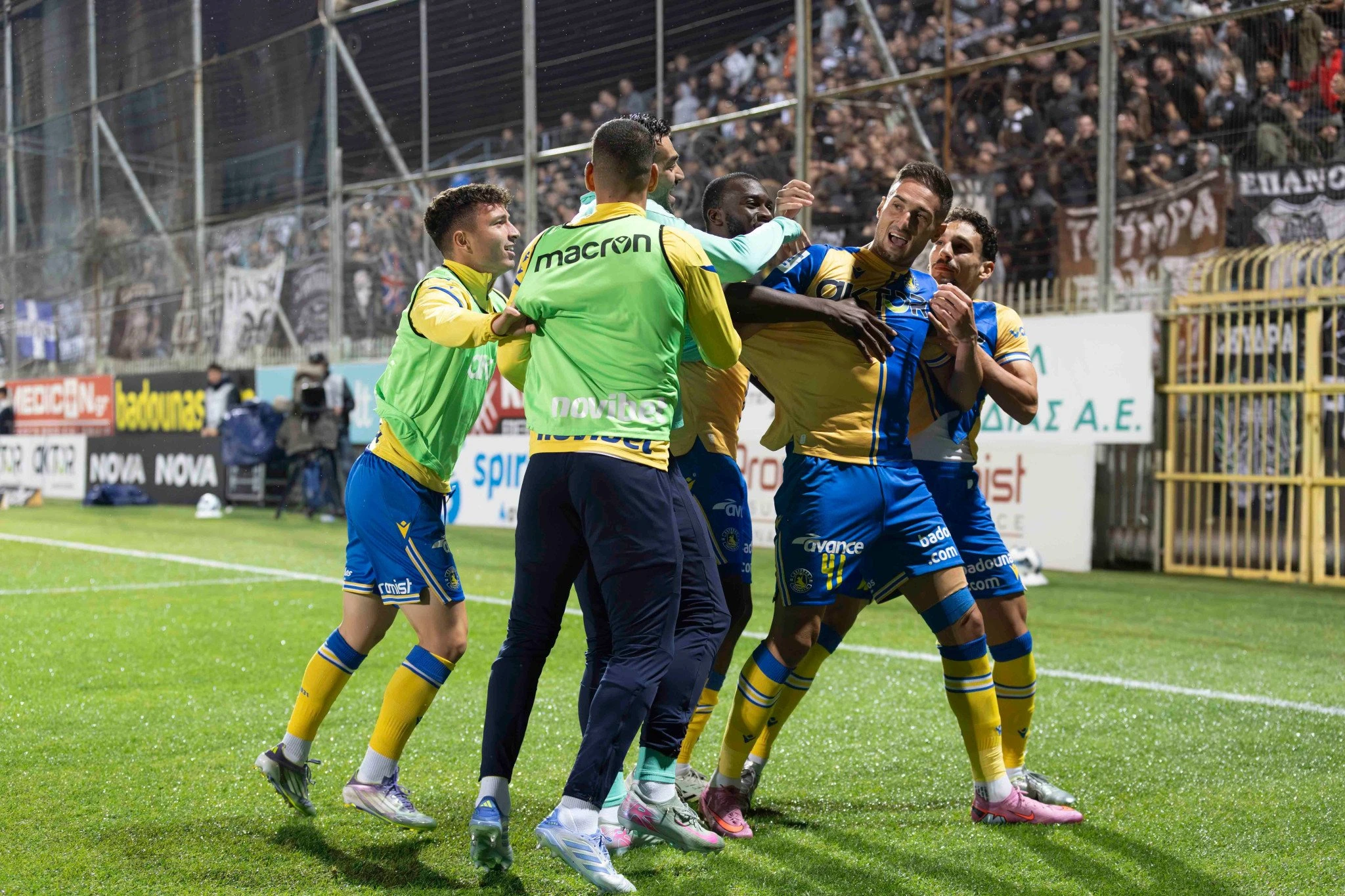 Ο Φεντερίκο Μακέντα πανηγυρίζει με τους συμπαίκτες του κόντρα στον ΠΑΟΚ / Πηγή: asterastripolis.gr