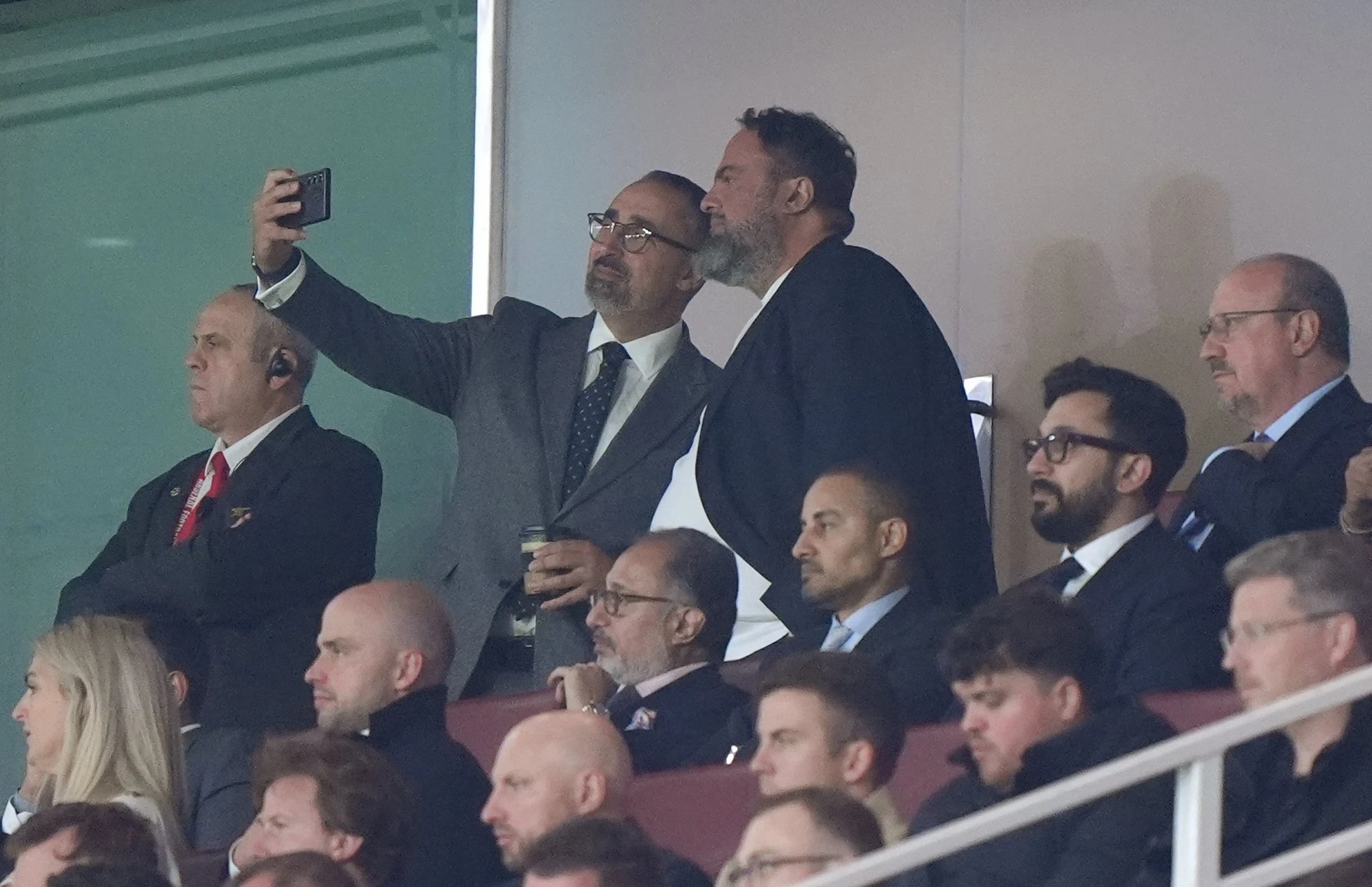 Ο&nbsp;Βαγγέλης Μαρινάκης βγάζει selfie στο Άρσεναλ - Ολυμπιακός / Πηγή:&nbsp;Photo by Bradley Collyer/PA Images via Getty Images