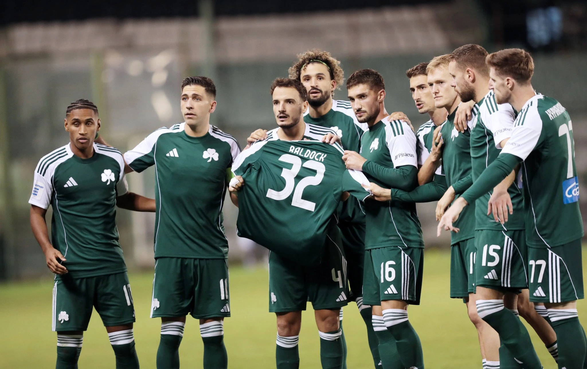 Η συγκινητική στιγμή όπου οι παίκτες του Παναθηναϊκού υψώνουν τη φανέλα του αδικοχαμένου Τζορτζ Μπάλντοκ, Πηγή: Intime