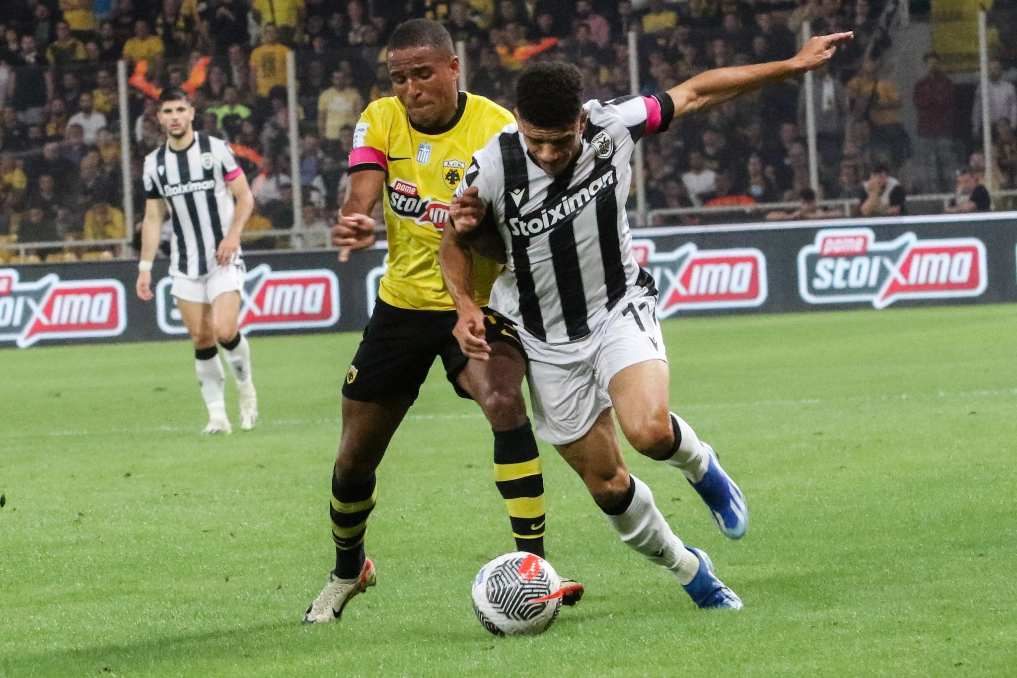 Ο Νίκλας Ελίασον με τον Τάισον σε ΑΕΚ - ΠΑΟΚ / Πηγή: Eurokinissi