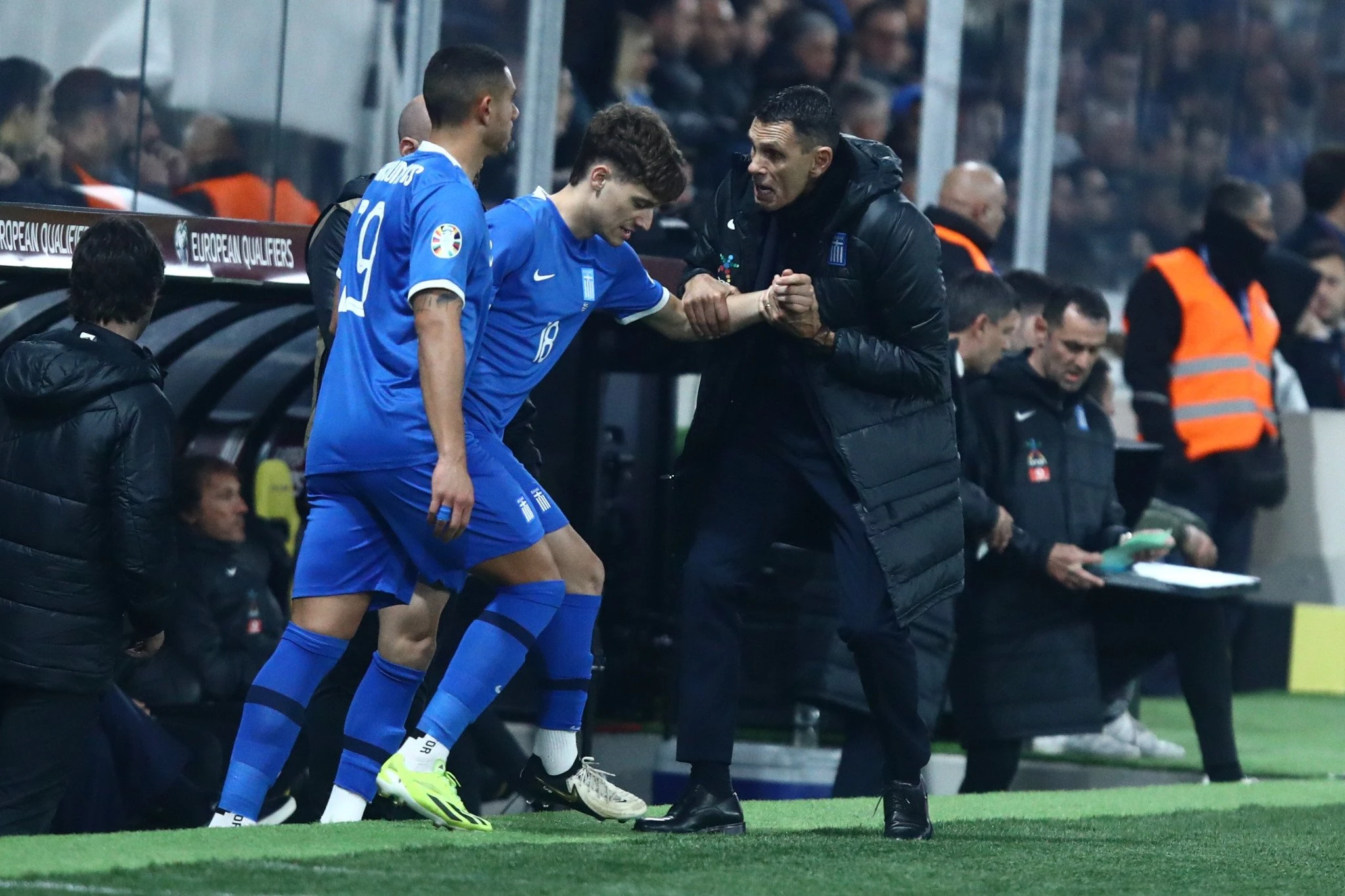 Ο Γκουστάβο Πογιέτ με τον Γιάννη Κωνσταντέλια και τον Γιώργο Γιακουμάκη / Πηγή: Eurokinissi