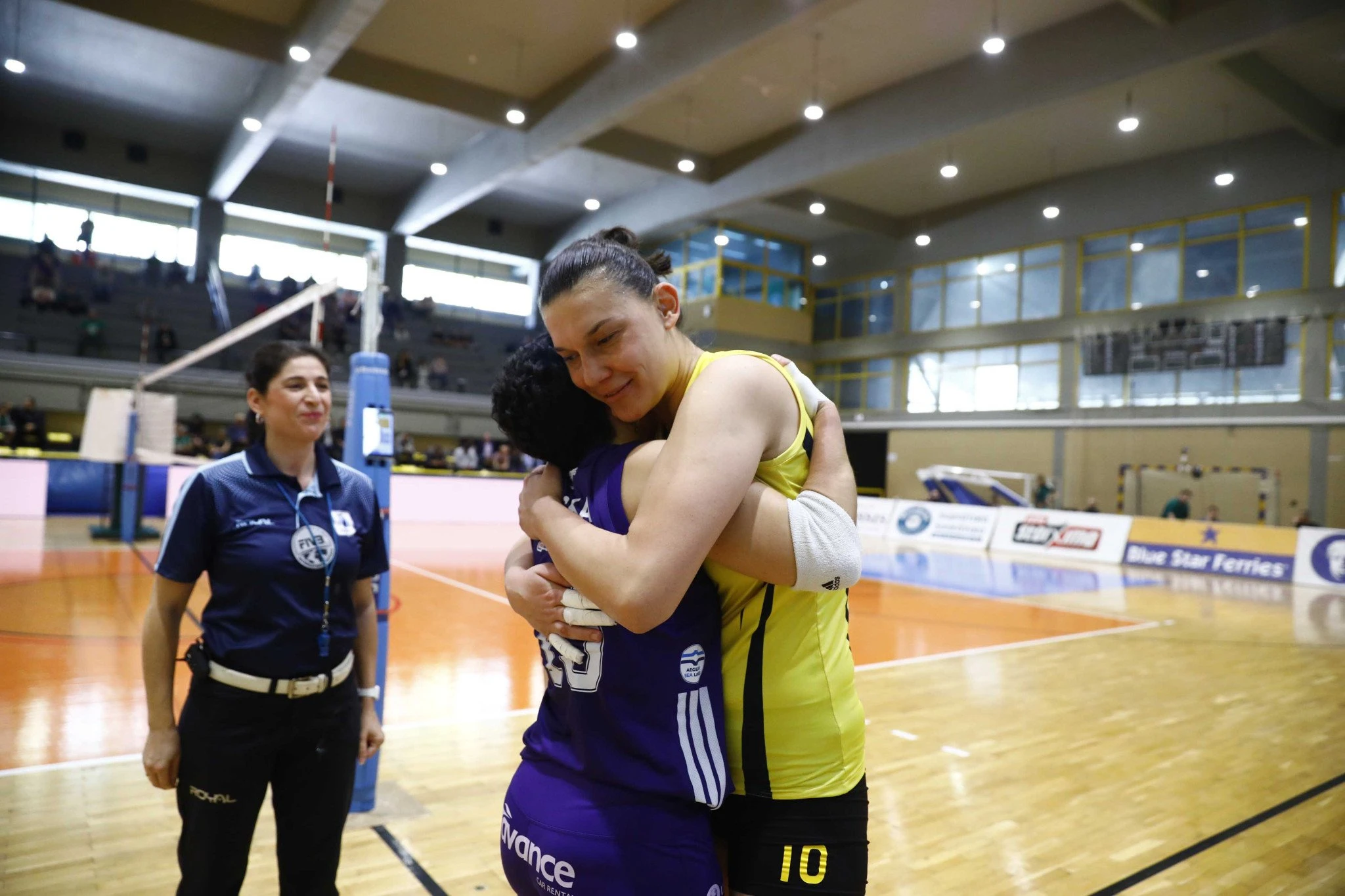 Η αγκαλιά της Ρόγκα με την Μερτέκη στον αγώνα του Παναθηναϊκού με τον Άρη για την 1η αγωνιστική της Volley League Γυναικών / Πηγή: Intime