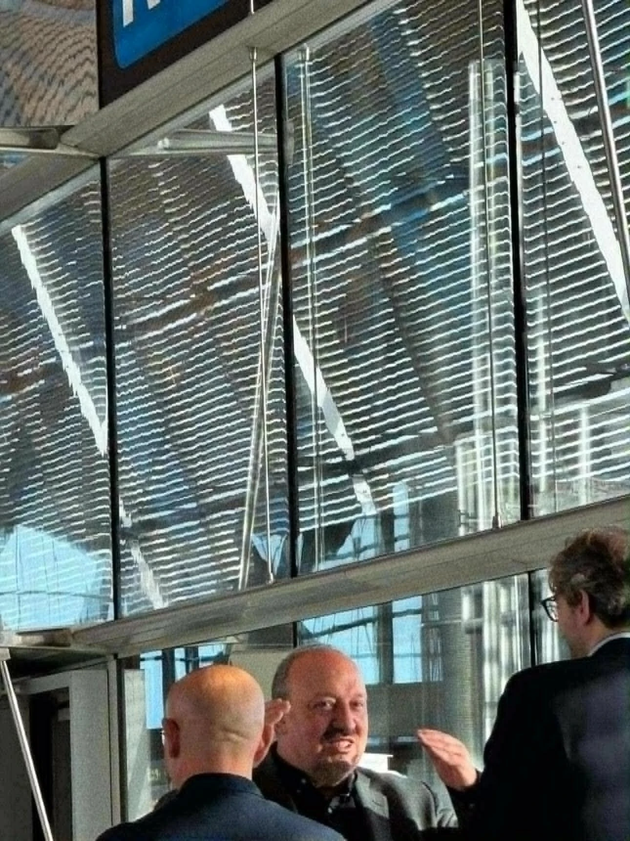 Ο Ράφα Μπενίτεθ στο αεροδρόμιο της Μαδρίτης