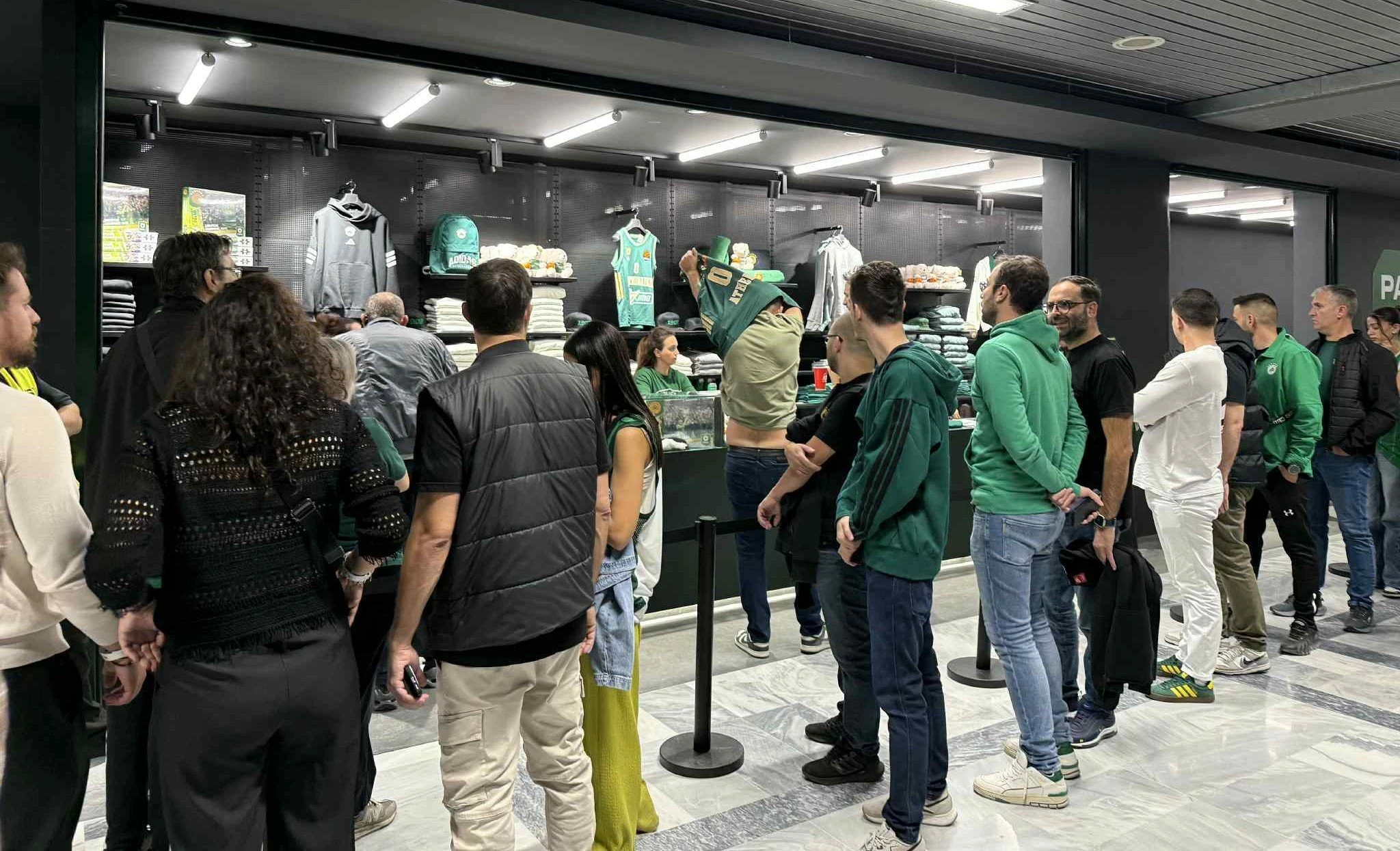 Ουρές στην μπουτίκ του Παναθηναϊκού για τη νέα φανέλα&nbsp;