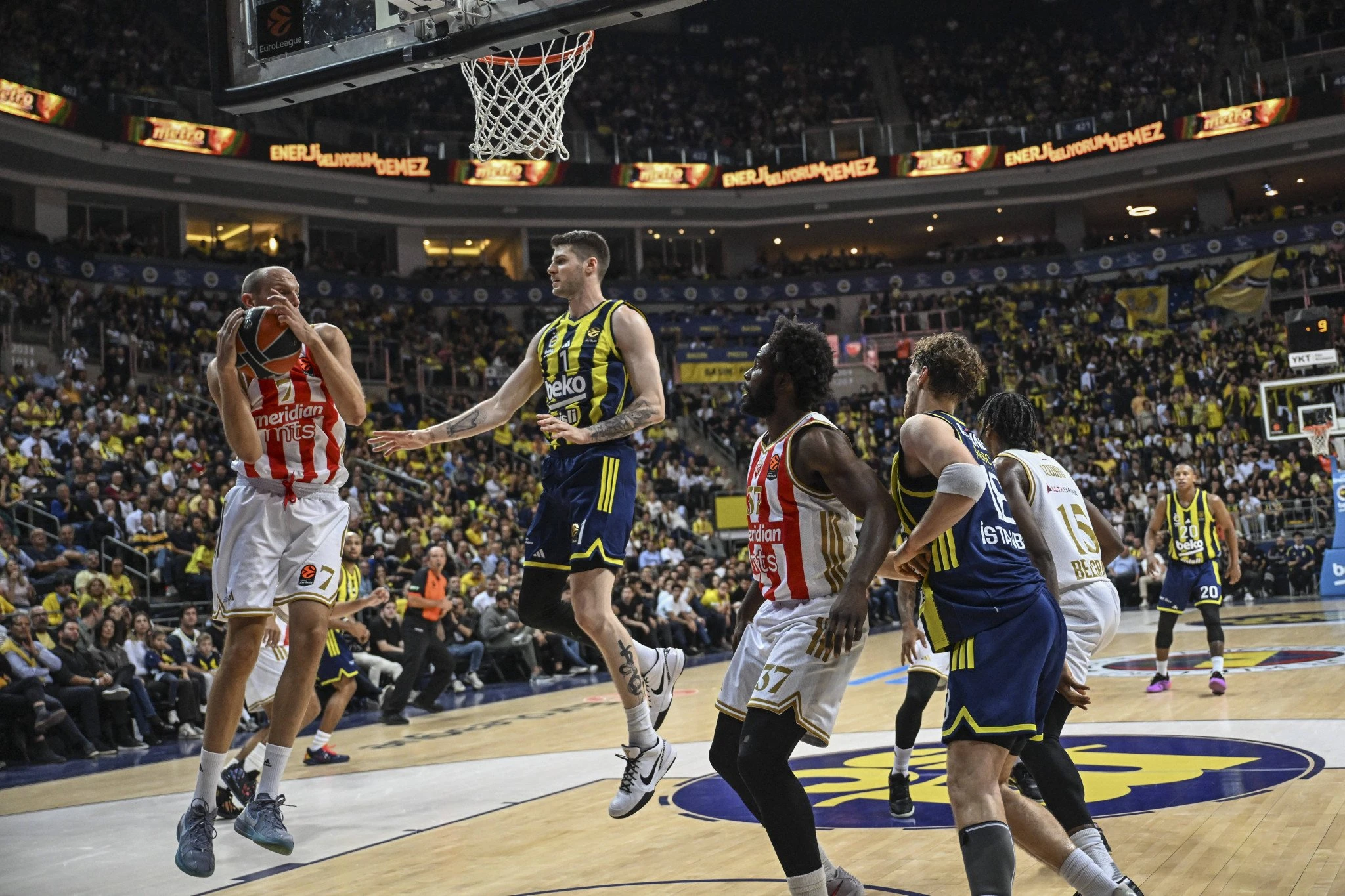 Στγμιότυπο από την αναμέτρηση ανάμεσα σε Φενέρμπαχτσε κι Ερυθρό Αστέρα / Πηγή: Imago