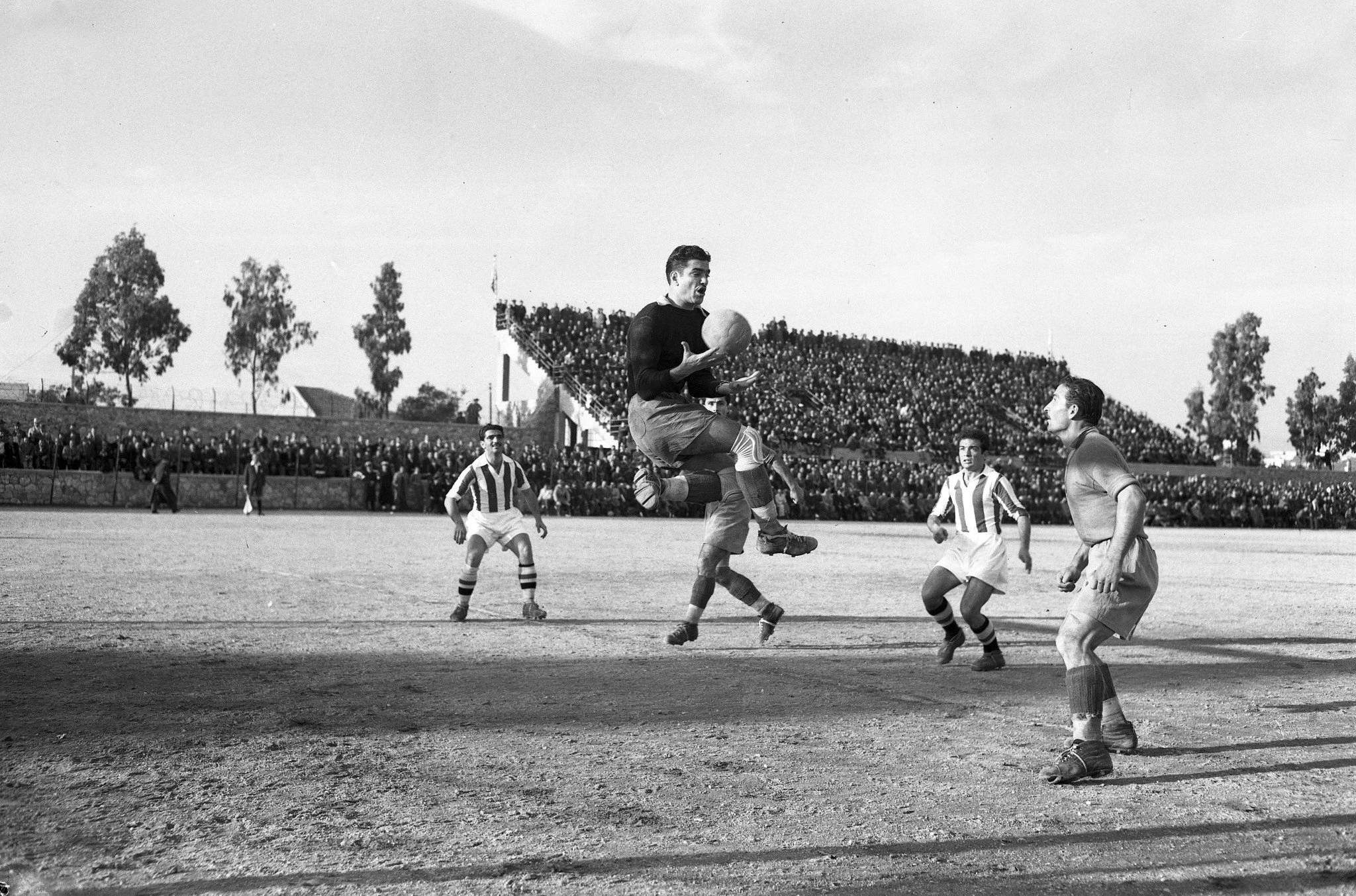          Ο Nίκος Πεντζαρόπουλος σε αγώνα Κυπέλλου Πανιώνιος - Ολυμπιακός το 1951 / Πηγή: INTIME     