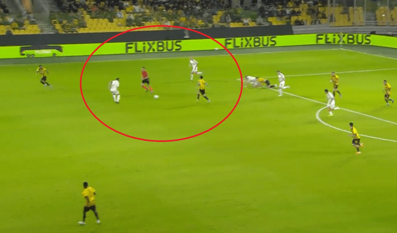 Η πάσα του Ρότα στον Ελίασον, μετά το κλέψιμο / Screenshot