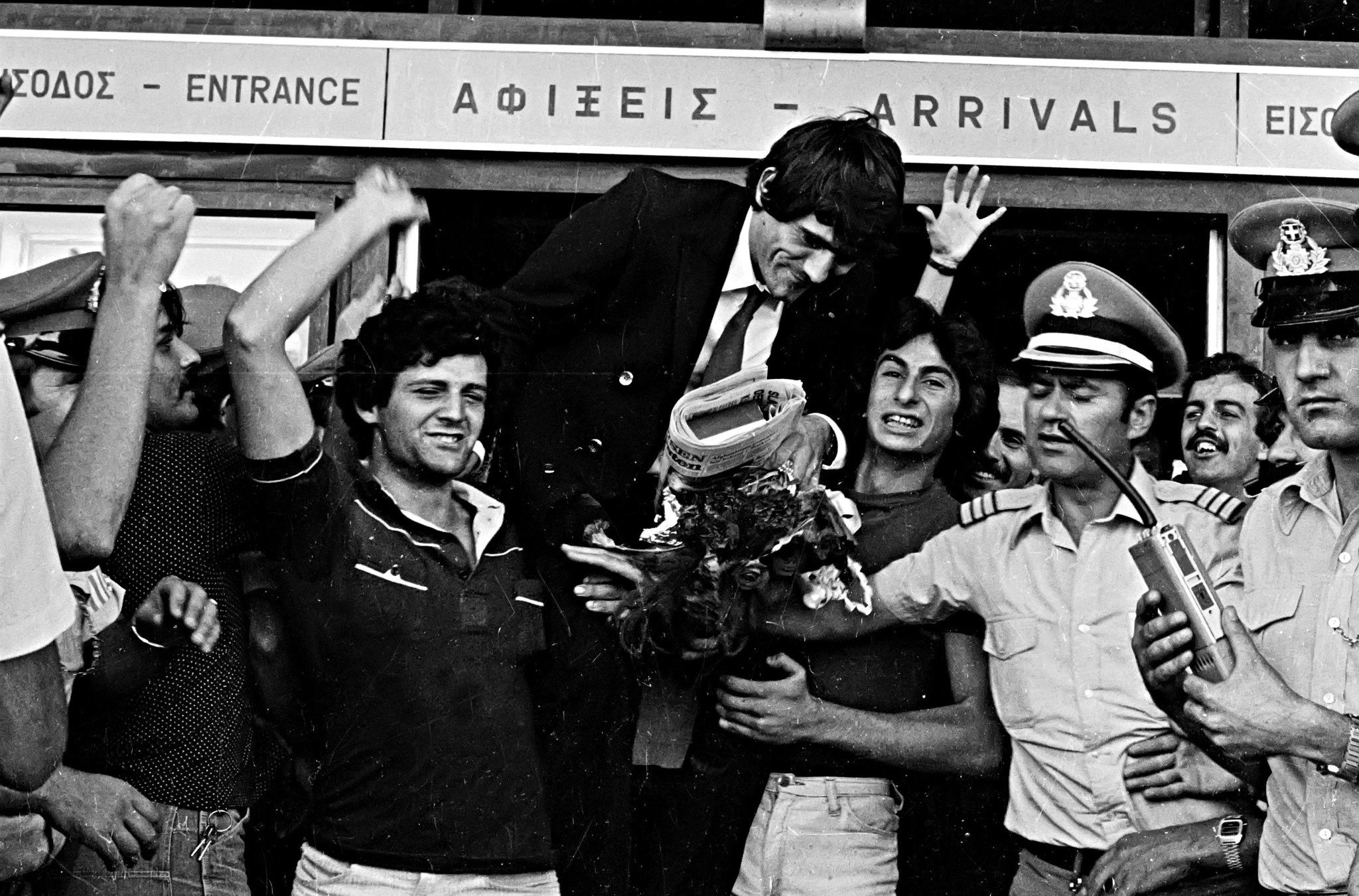          Η υποδοχή στον Νίκο Σαργκάνη μετά τη ματσάρα στην Κοπεγχάγη / Πηγή: INTIME     