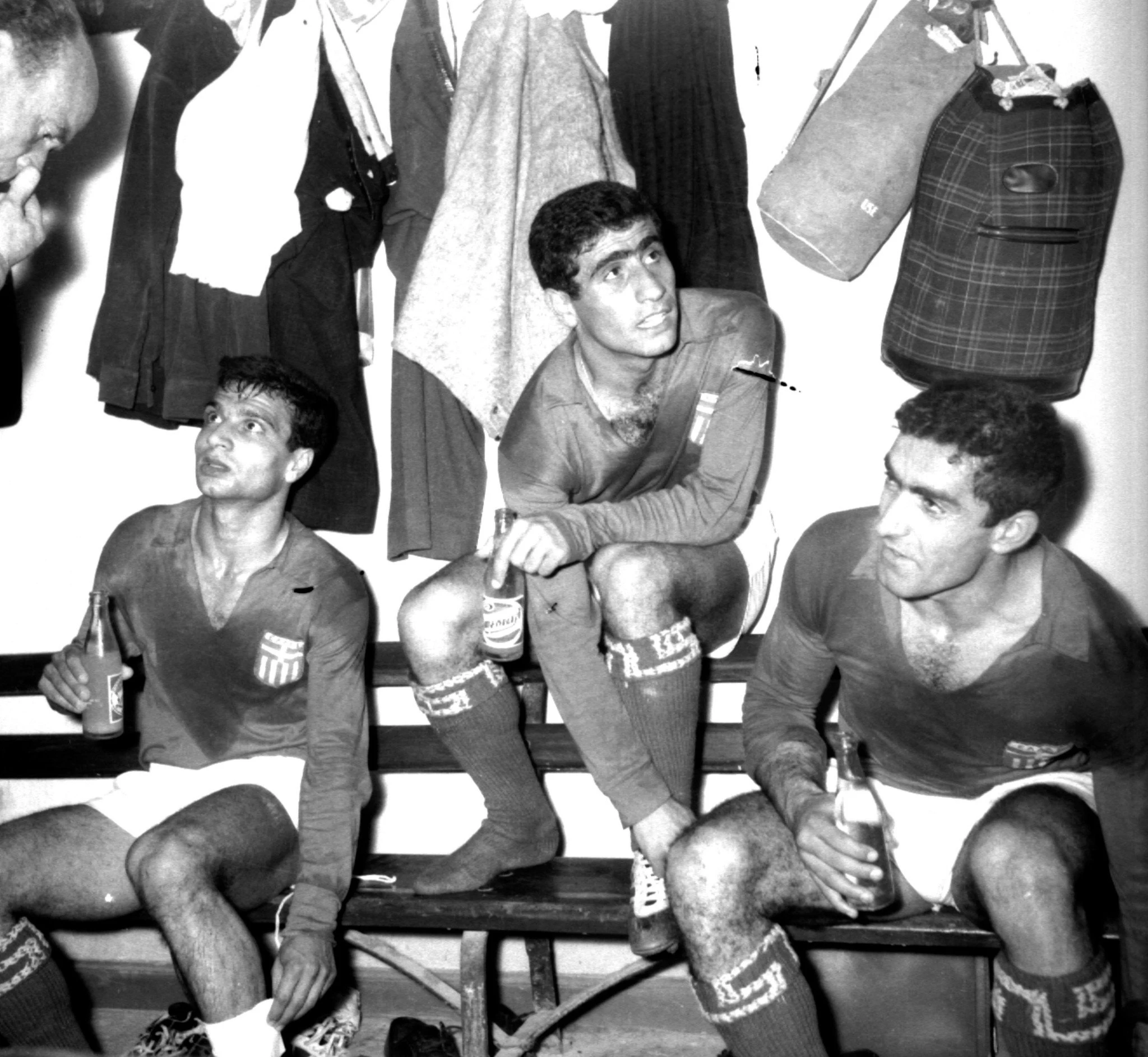          Οι Γιώργος Σιδέρης και Μίμης Παπαϊωάννου στα αποδυτήρια μετά τη μεγάλη νίκη επί της Δανίας / Πηγή: INTIME     