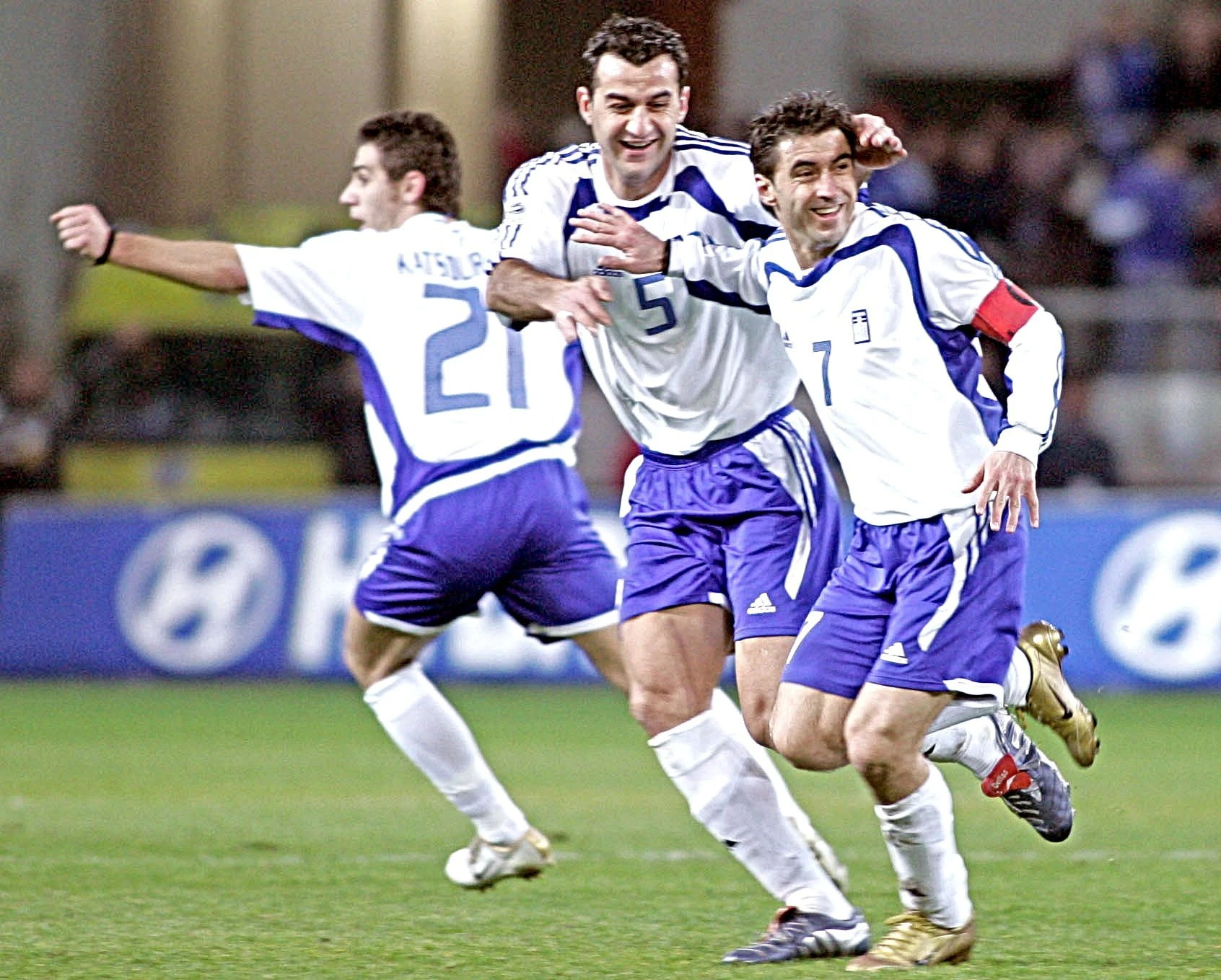          Ο Θοδωρής Ζαγοράκης πανηγυρίζει το 1-0 μαζί με τον Τραϊανό Δέλλα / Πηγή: INTIME     