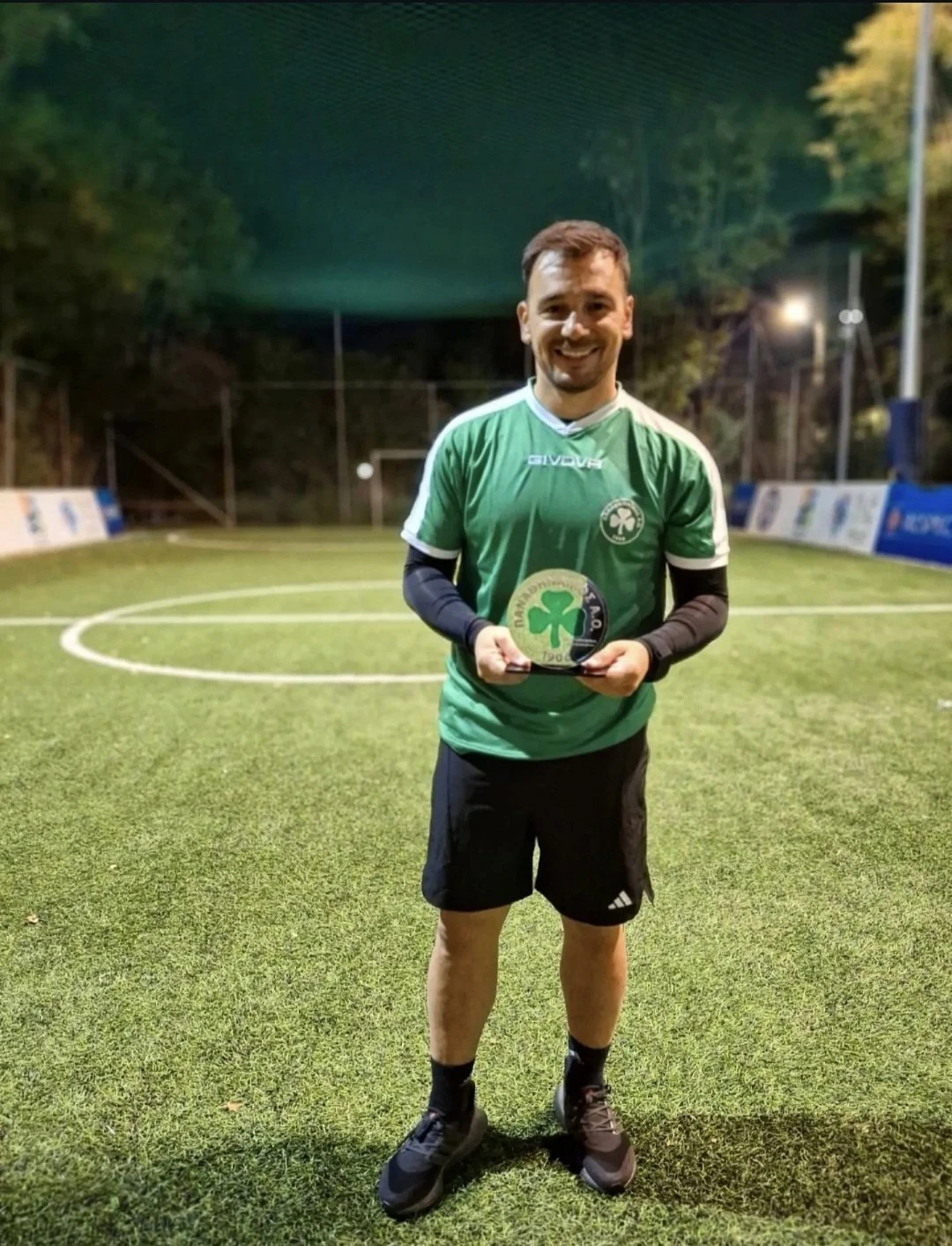 Ο&nbsp;Σωτήρης Νίνης με το τμήμα&nbsp;ποδοσφαίρου ακρωτηριασμένων του Παναθηναϊκού /&nbsp;Πηγή:&nbsp;pao1908.com