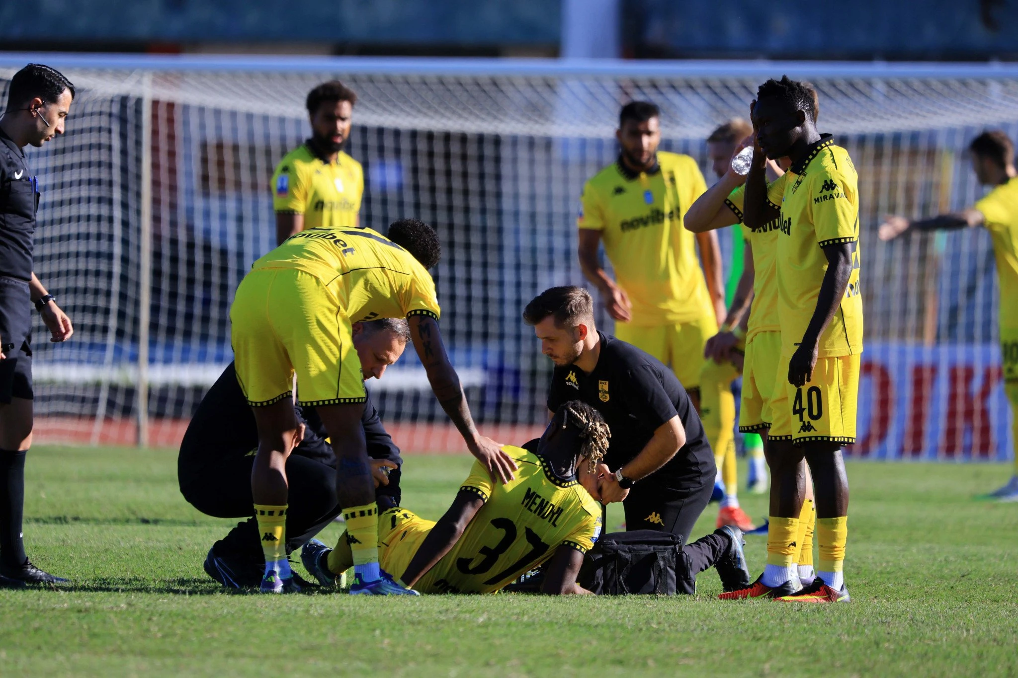 Ο τραυματισμός του Μεντίλ στο ματς με το Αιγάλεω/Πηγή: Intime
