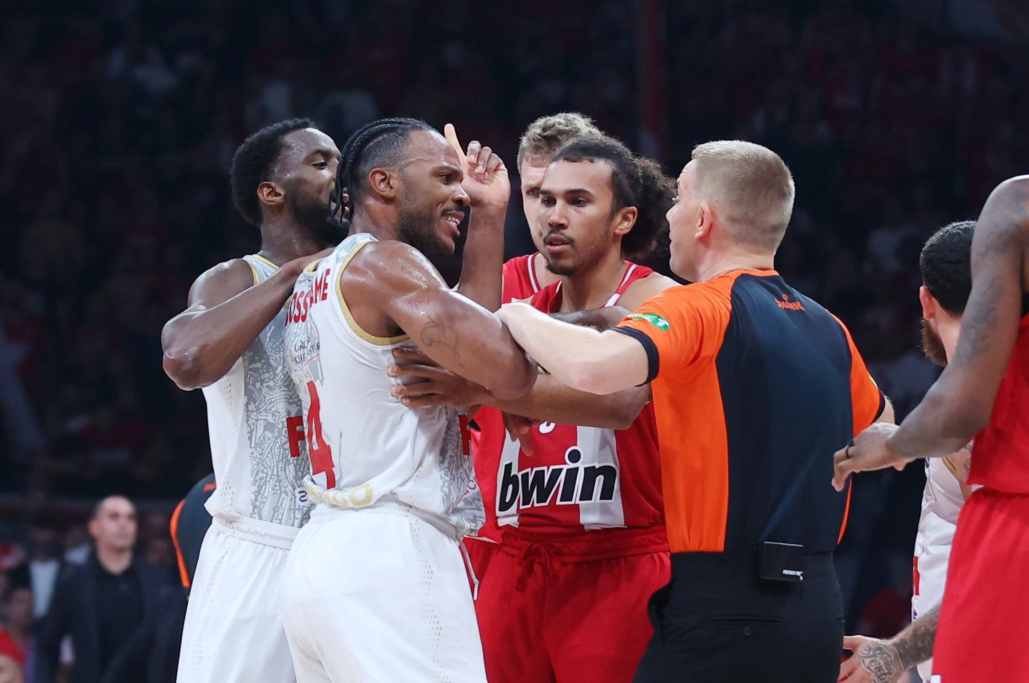 Στιγμές από την ένταση στο παρκέ του ΣΕΦ