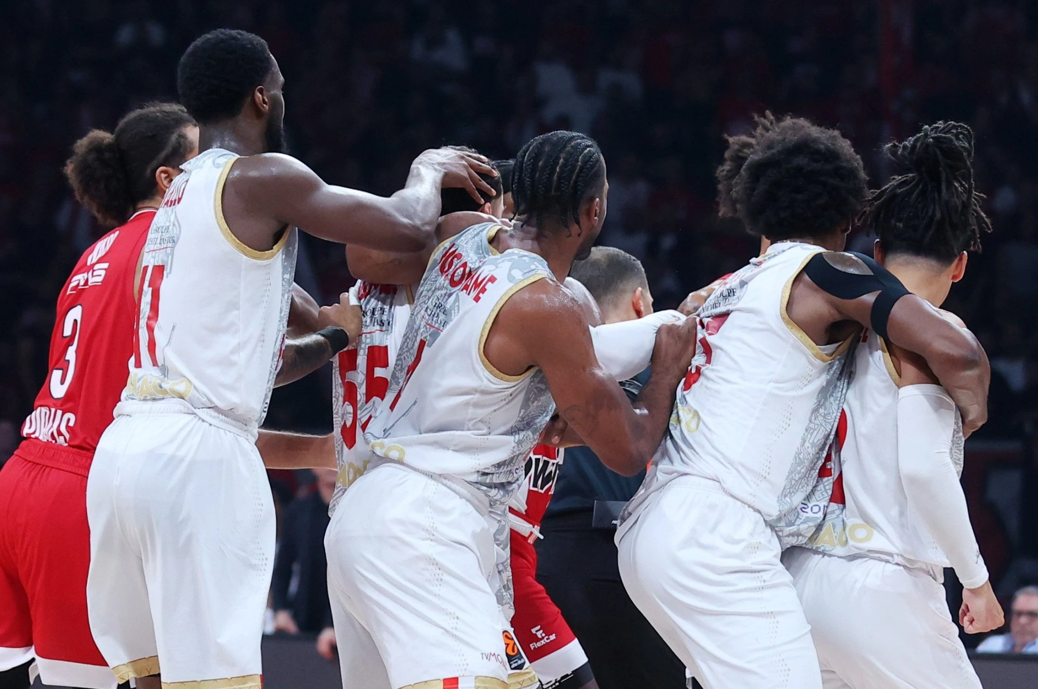 Στιγμές από την ένταση στο παρκέ του ΣΕΦ