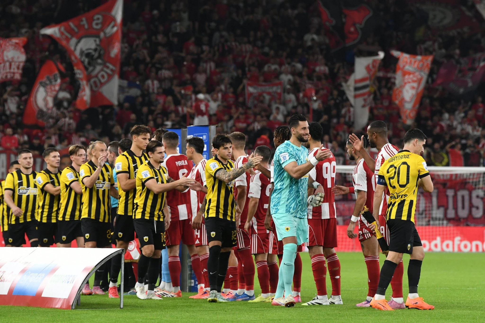 Η είσοδος των παικτών Ολυμπιακού - ΑΕΚ / Πηγή: Eurokinissi