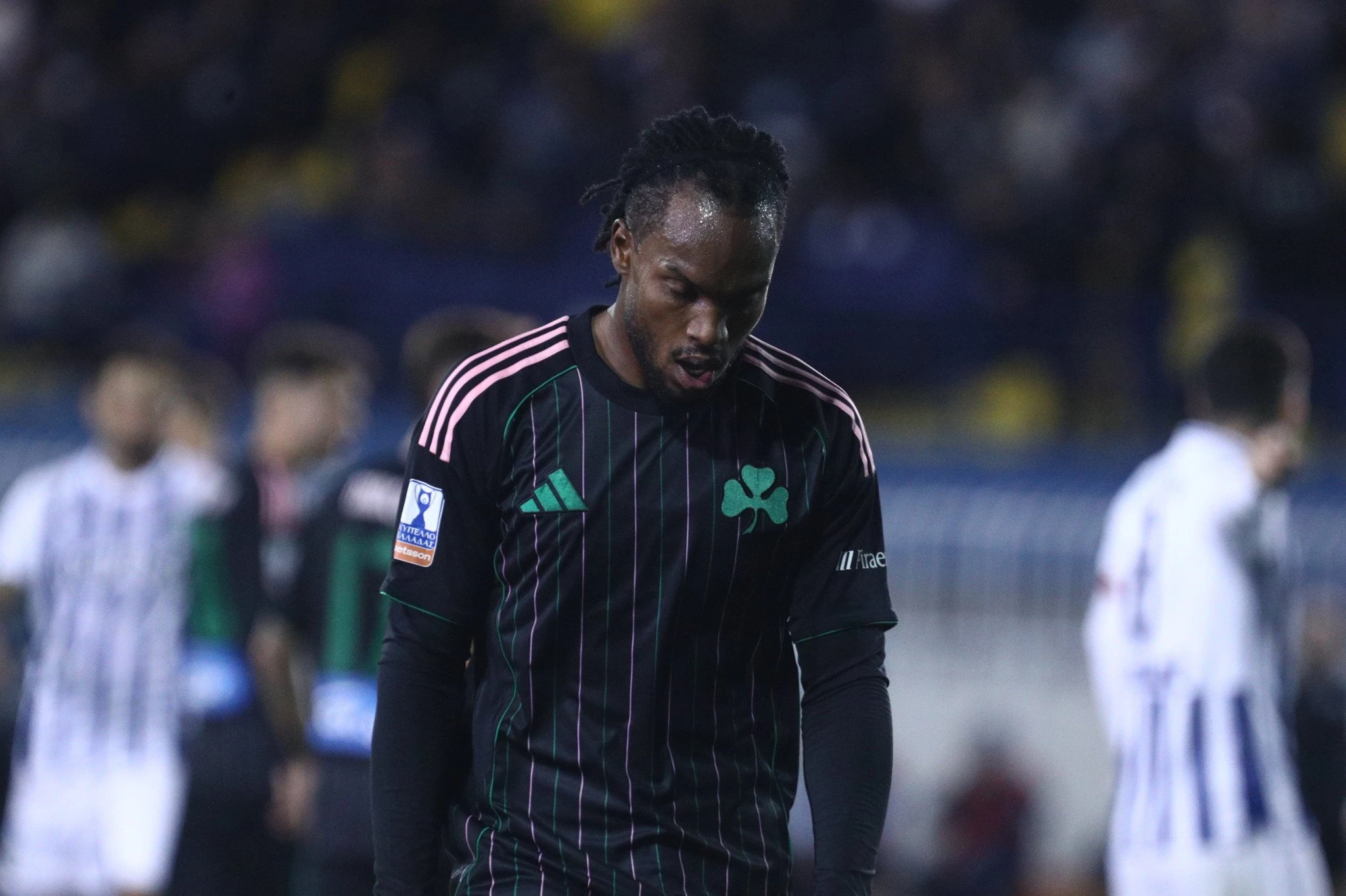 Ο Ρενάτο Σάντσες αποχωρεί τραυματίας από τον αγώνα με τον Ατρόμητο / Πηγή: Eurokinissi