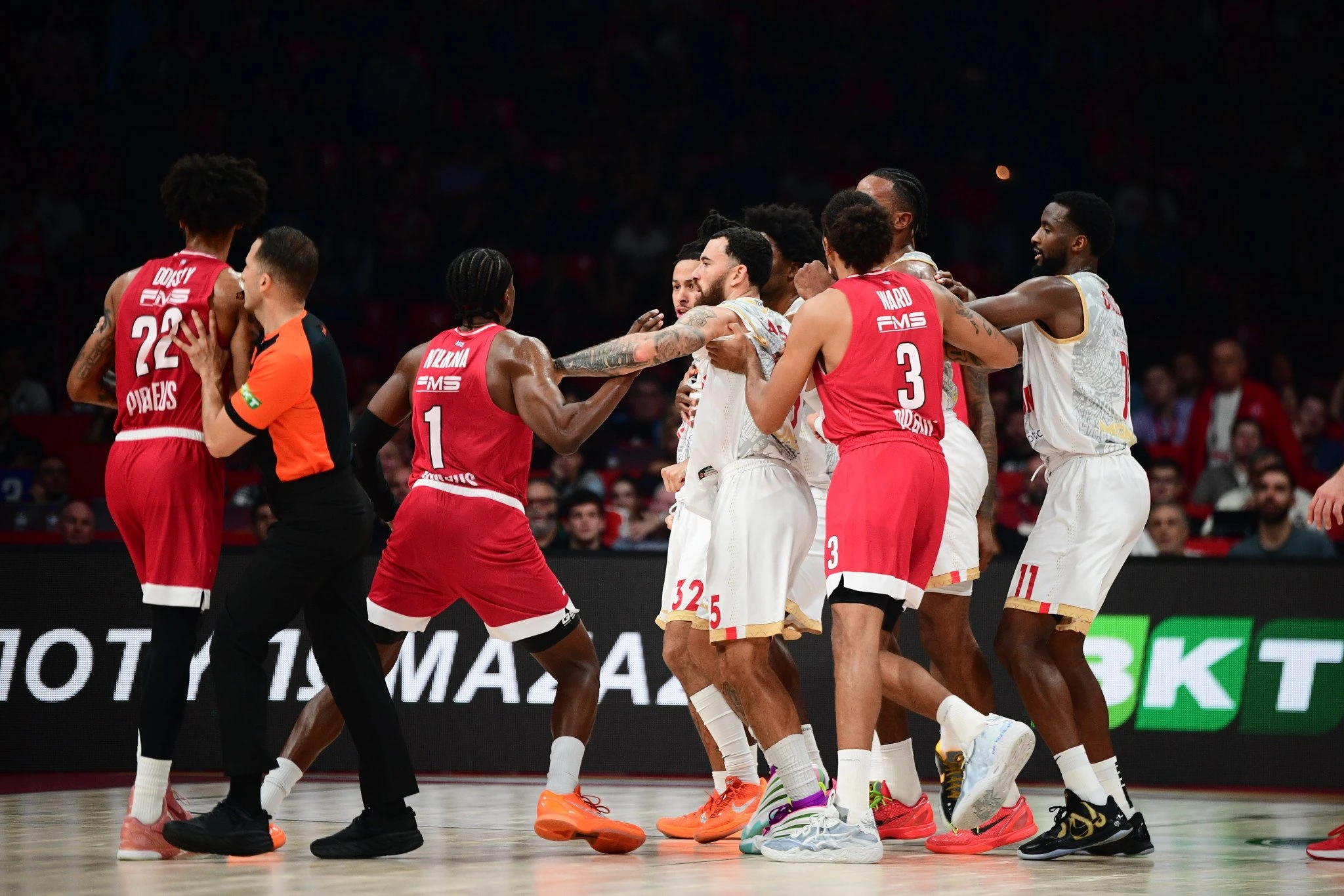 Στιγμές από την ένταση στο παρκέ του ΣΕΦ