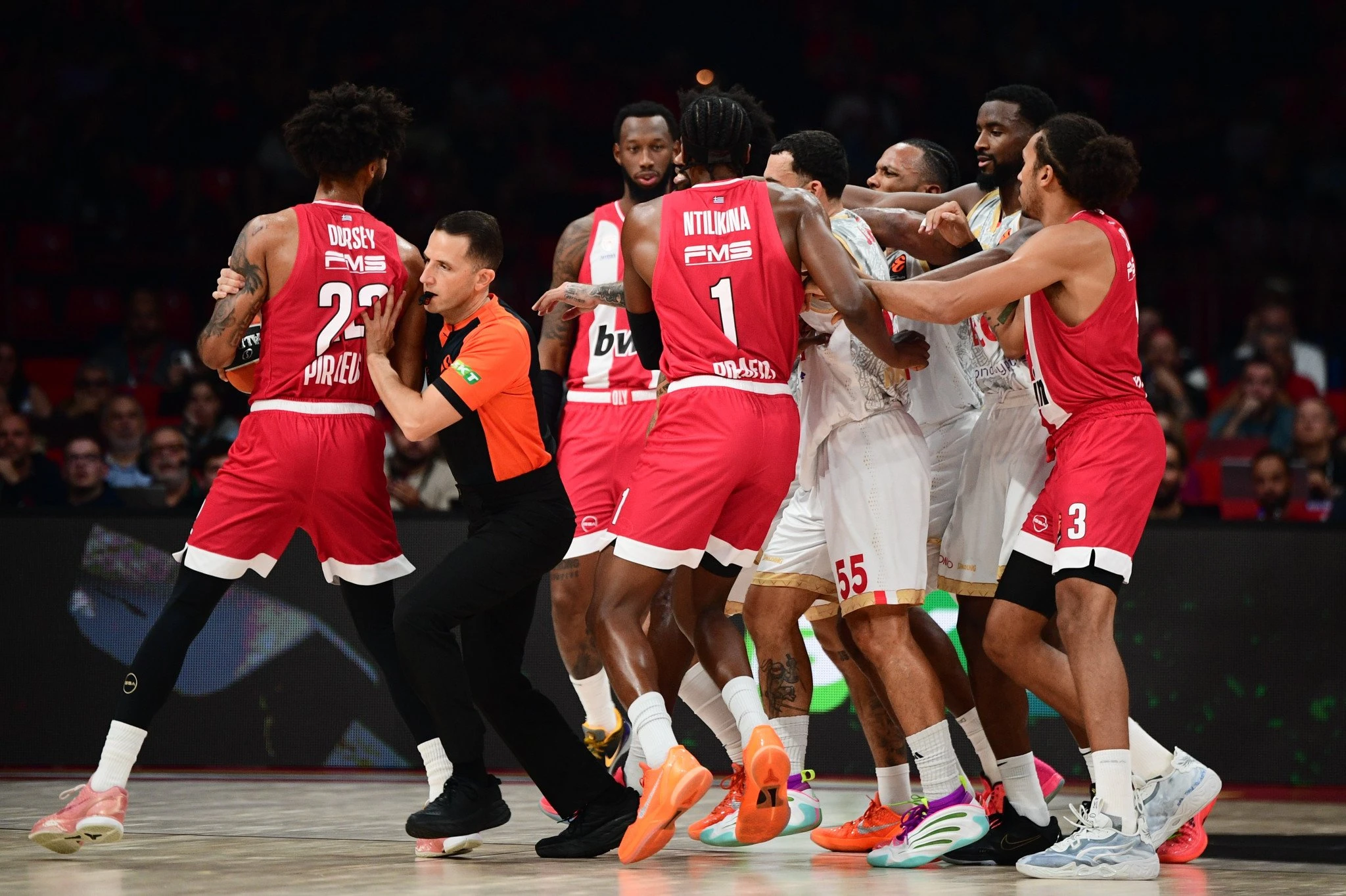 Πιάστηκαν στα χέρια οι παίκτες της Μονακό και αυτοί του Ολυμπιακού