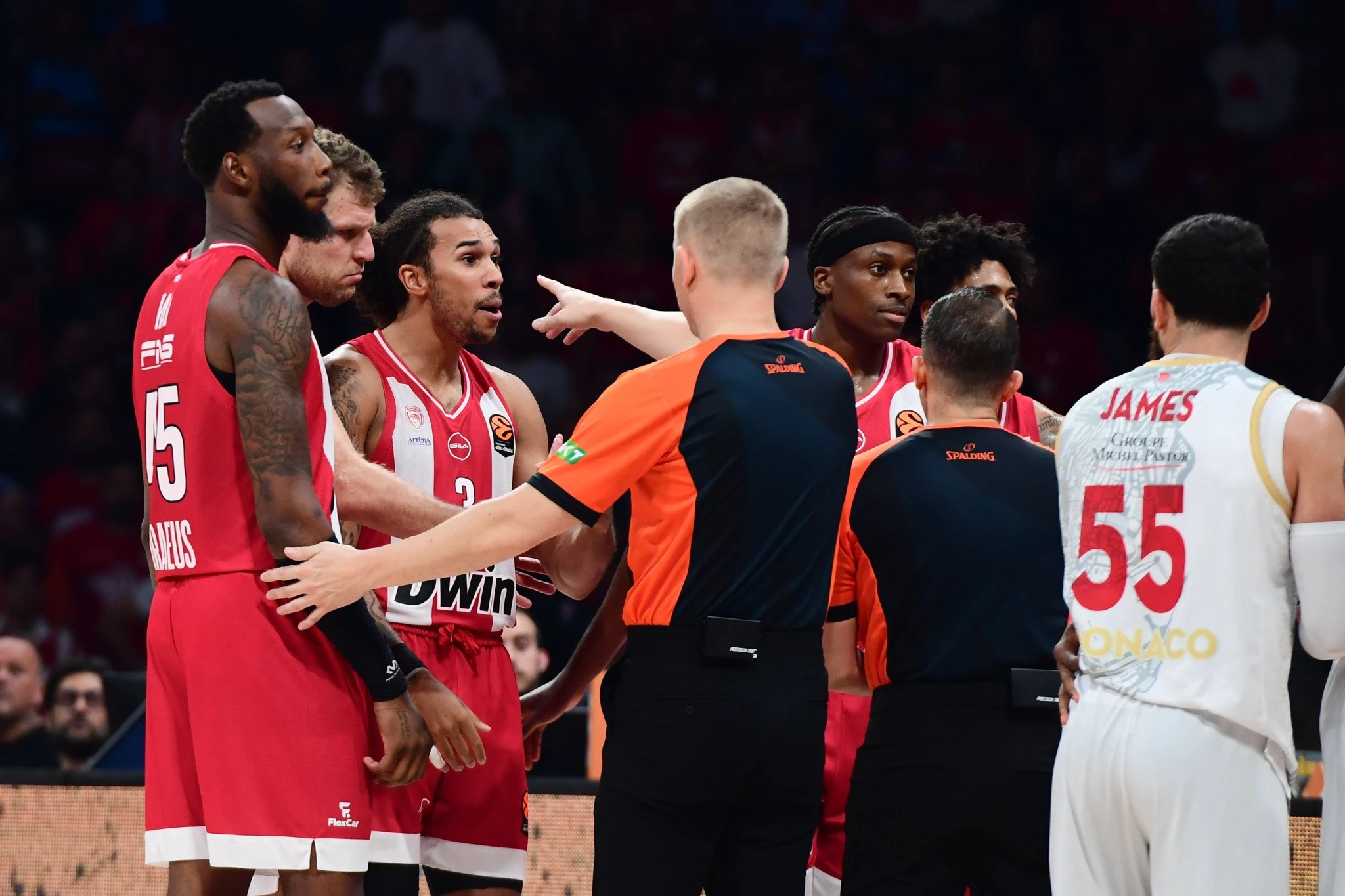 Στιγμές από την ένταση στο παρκέ του ΣΕΦ