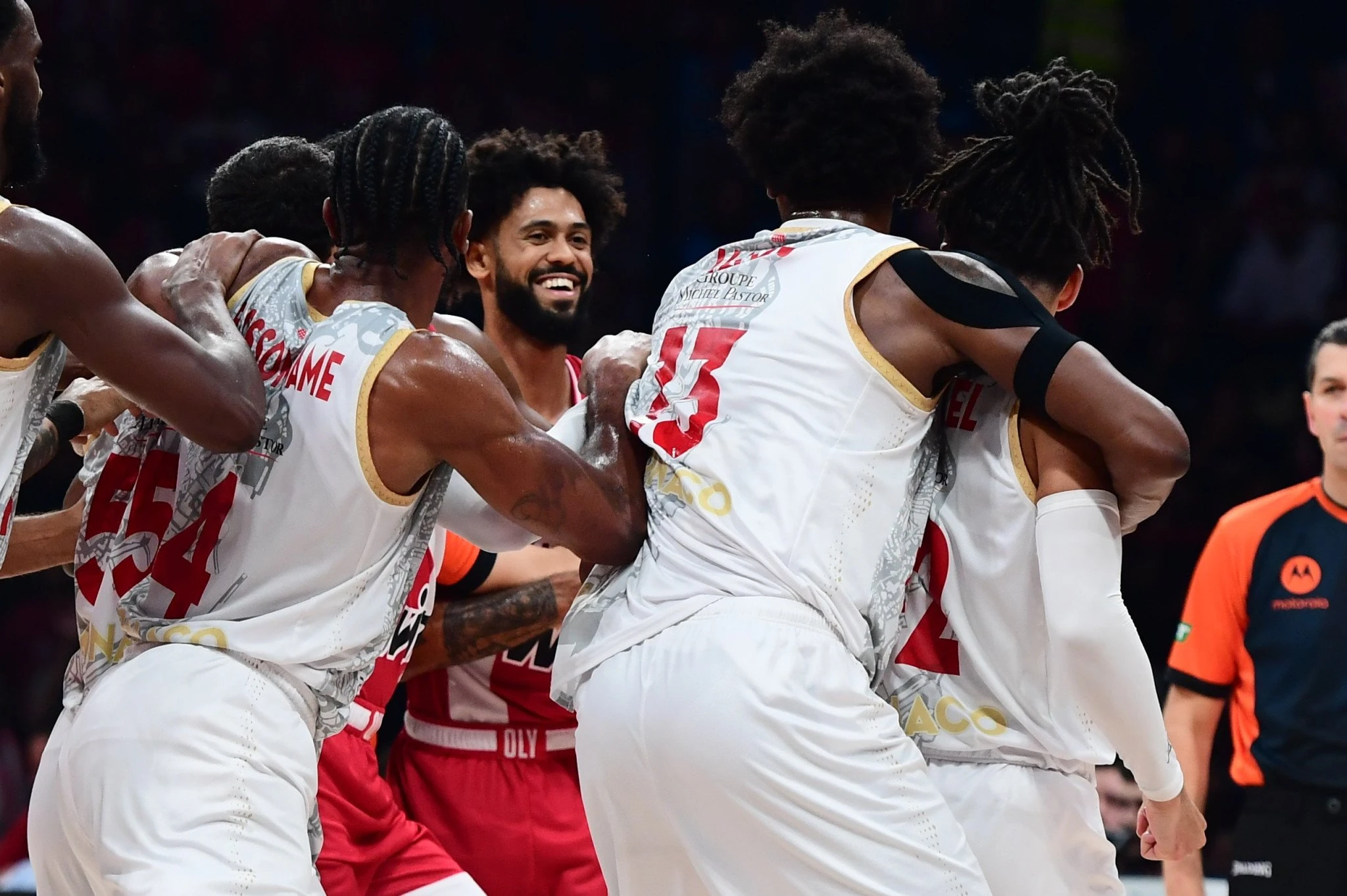 Στιγμές από την ένταση στο παρκέ του ΣΕΦ