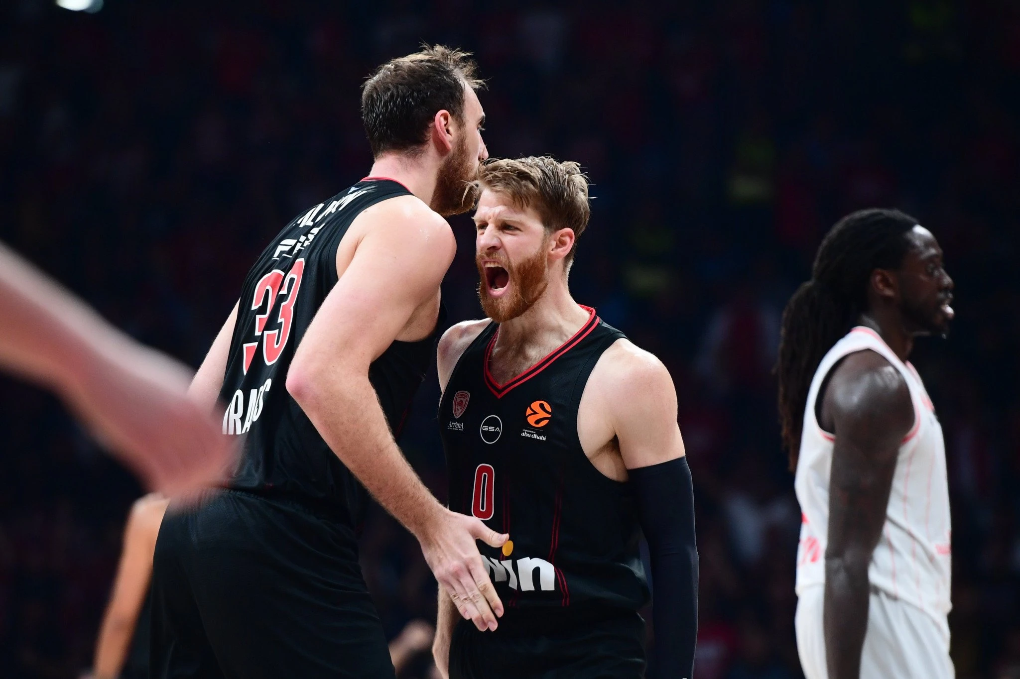 O Tόμας Γουόκαπ πανηγυρίζει έξαλλα με τον Μιλουτίνοβ - Πηγή: Eurokinissi