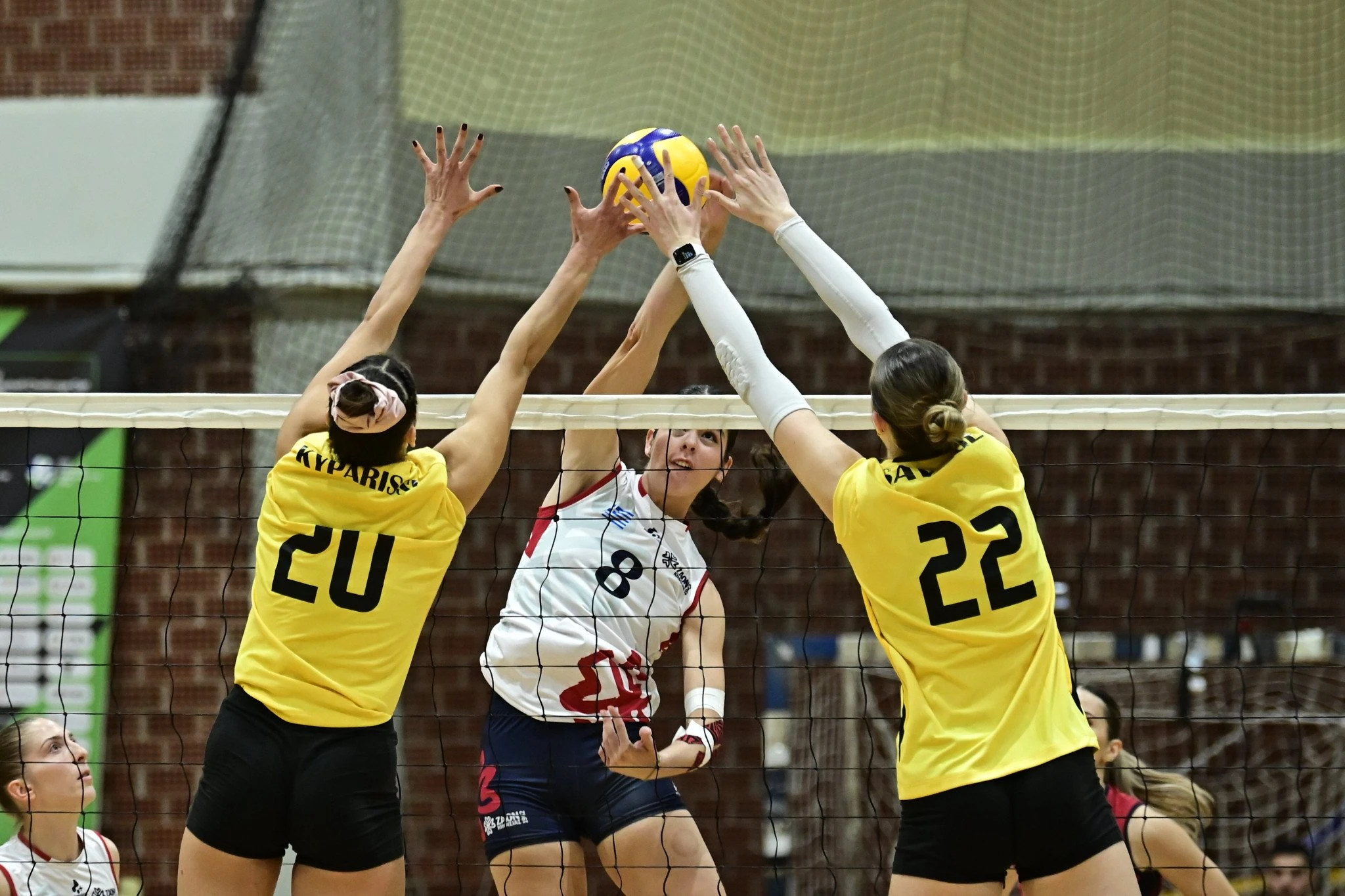 Το μπλοκ της ΑΕΚ σε επίθεση της Μιτρόβιτσα / Πηγή: Eurokinissi