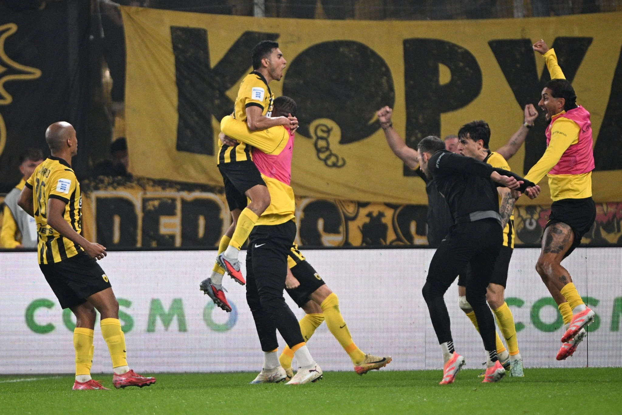 Οι παίκτες της ΑΕΚ πανηγυρίζουν το γκολ του Πινέδα /Πηγή: Eurokinissi