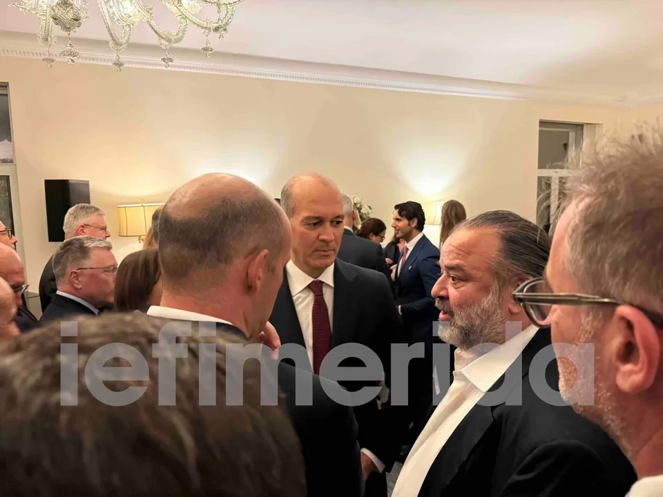 Ο Μάριος Ηλιόπουλος και οι αδελφοί Αγγελόπουλοι στη δεξίωση της Κίμπερλι Γκίλφοϊλ / Πηγή: Iefimerida