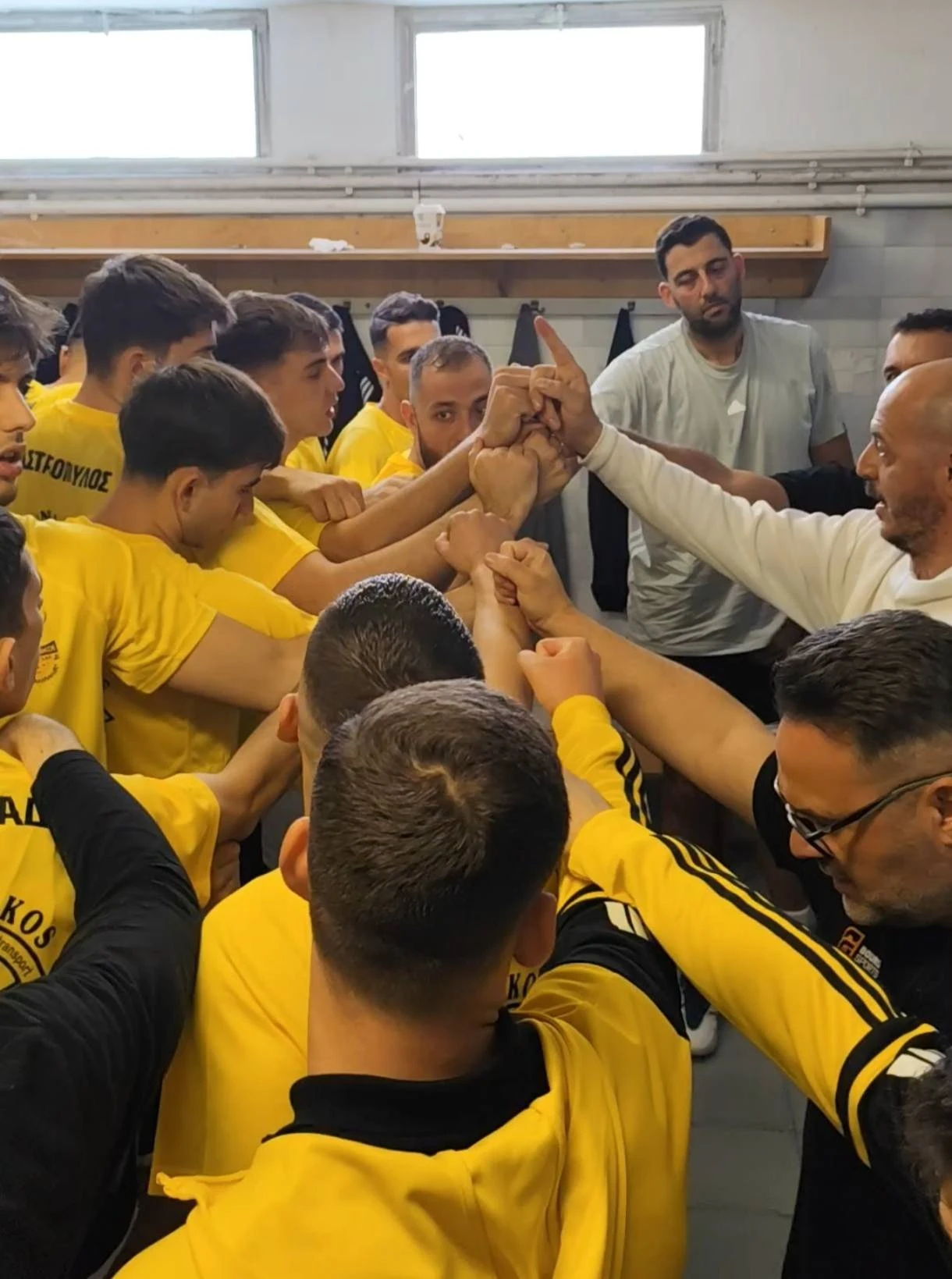 O Γιάννης Μπουρούσης στα αποδυτήρια της Αναγέννησης / Πηγή: Αναγέννηση Καρδίτσας 1904 BC