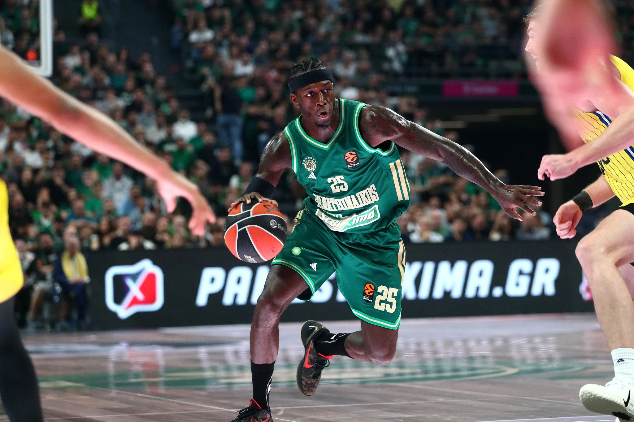 Ο Κέντρικ Ναν με καφέ παπούτσια στο πρώτο ημίχρονο κόντρα στη Μακάμπι (Πηγή: Intime)