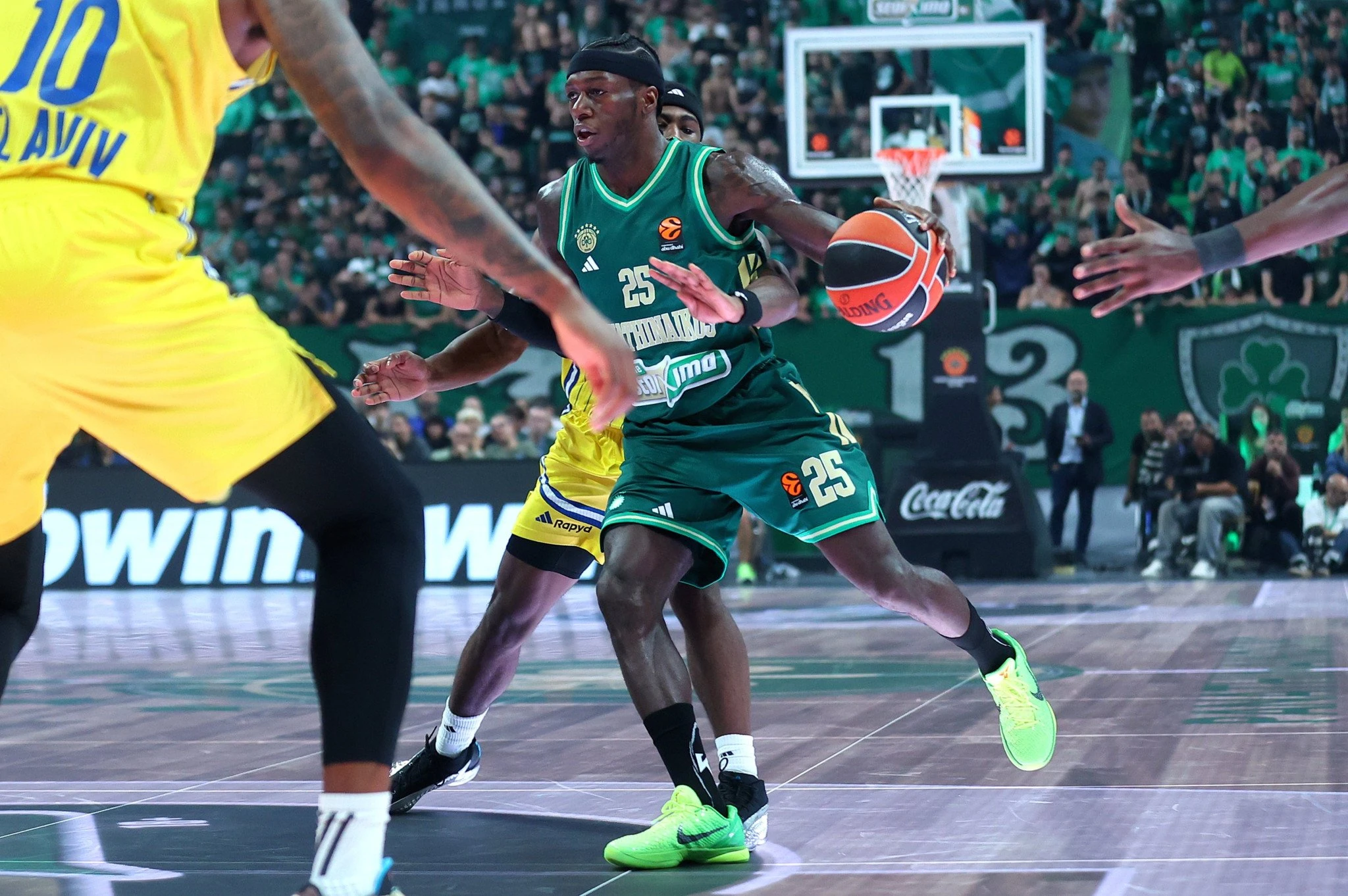 Ο Κέντρικ Ναν με λαχανί παπούτσια στο δεύτερο ημίχρονο κόντρα στη Μακάμπι (Πηγή: Intime)