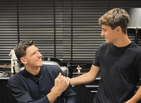 O μικρός Παύλος Γιαννακόπουλος δίνει τα χέρια με τον Ντίνο Μήτογλου στον Παναθηναϊκό / Πηγή:&nbsp;Instagram (dpg7000)